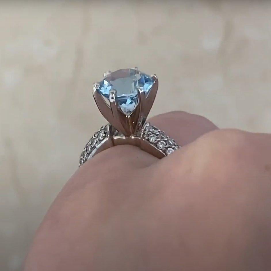Bague de fiançailles en or blanc 18 carats avec aigue-marine de taille ronde (environ 1,80 carat) Excellent état - En vente à New York, NY
