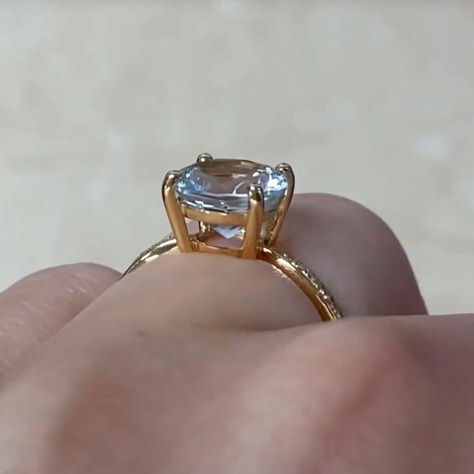 Anello di fidanzamento con acquamarina taglio rotondo (circa 1,9 carati), oro giallo 18 carati In condizioni ottime in vendita a New York, NY