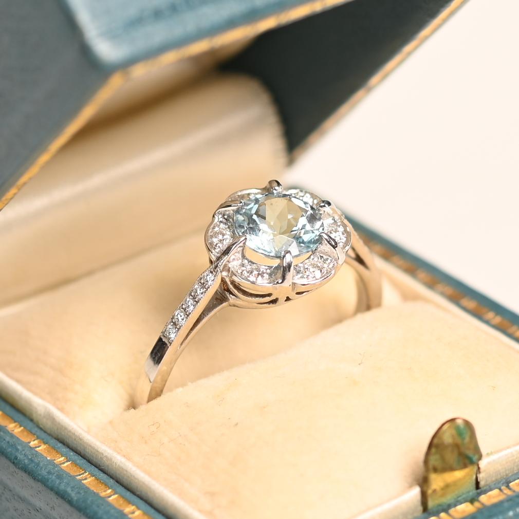 Dieser exquisite Platinring besticht durch sein floral inspiriertes Design mit einem leuchtenden runden Aquamarin als Herzstück. Der etwa 0,7 Karat schwere Aquamarin besticht durch seine Brillanz und seinen ruhigen blauen Farbton. Seine Schönheit