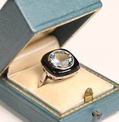 Bague vintage en aigue-marine et onyx. Bague en or blanc 18 carats avec halo d'aigue-marine ronde de 3 ct.