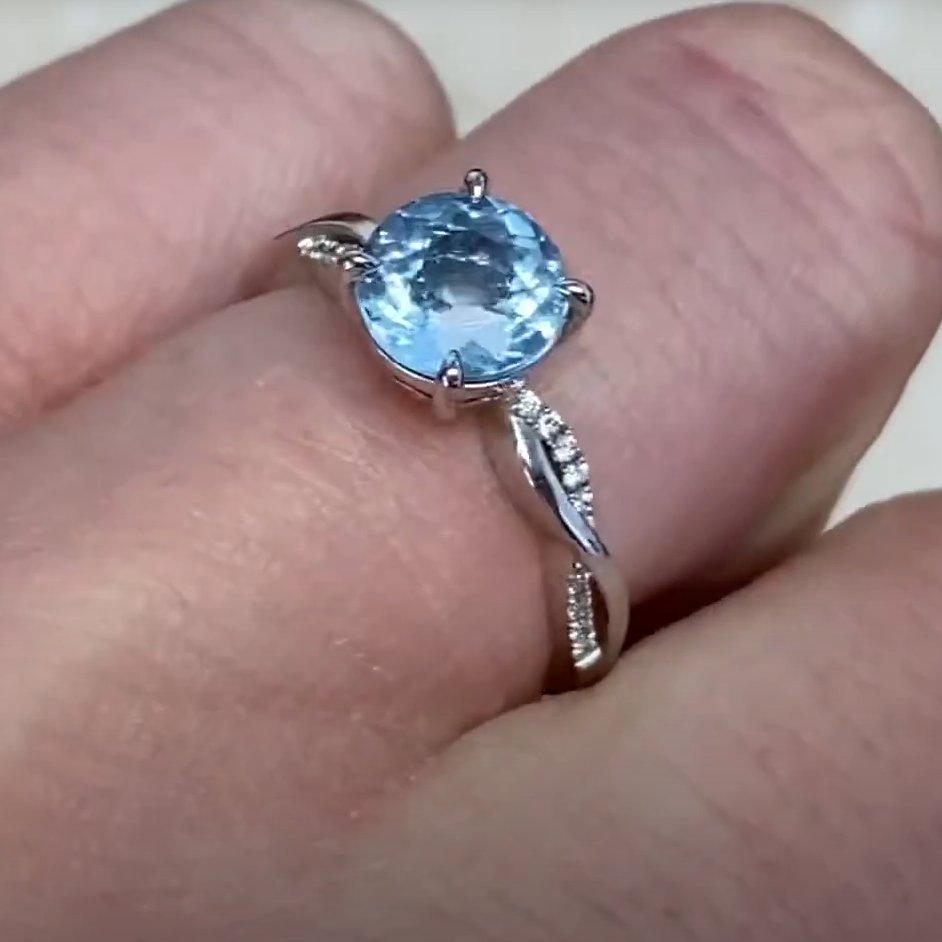 Anello con acquamarina taglio rotondo incastonata (circa 1,3 carati), platino In condizioni ottime in vendita a New York, NY