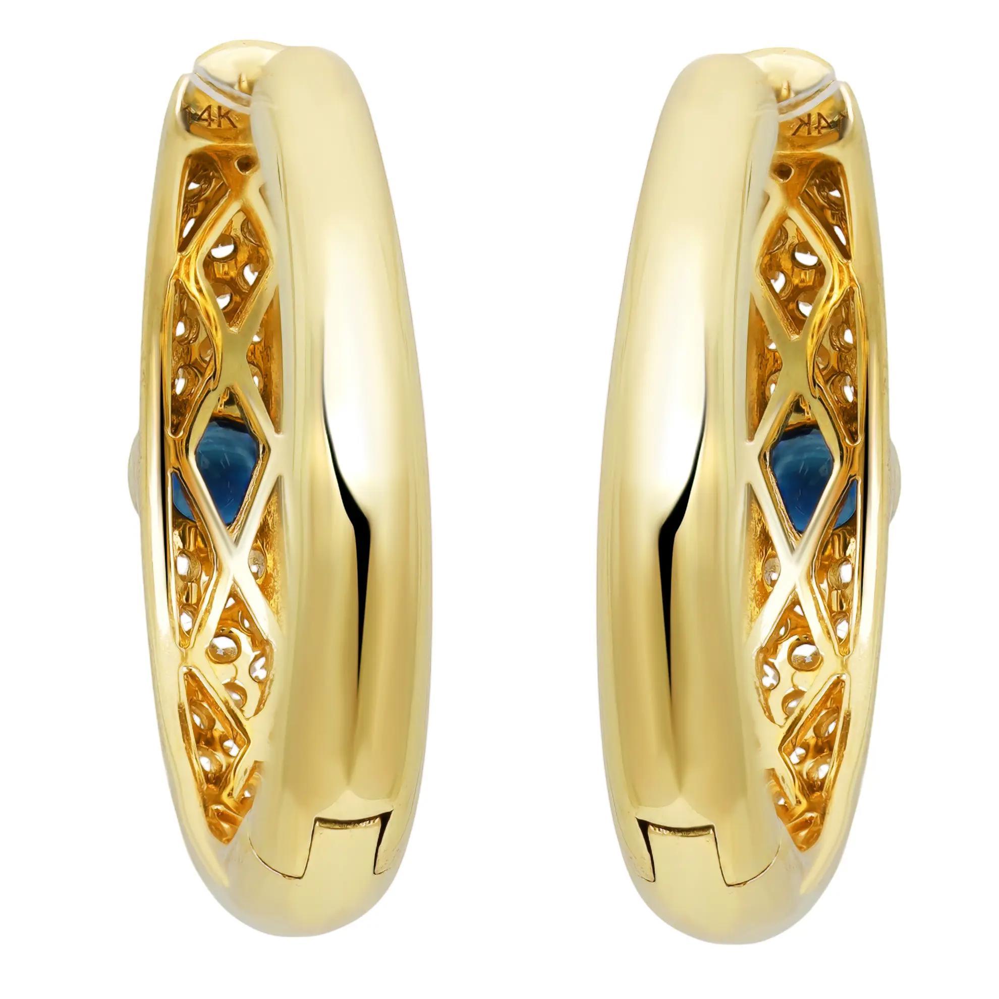 Ces boucles d'oreilles élégantes et chics présentent un saphir bleu rond serti au centre avec des diamants ronds sertis sur le devant. Fabriqué en or jaune 14 carats. Poids total du saphir bleu : 0,39 carat. Poids total des diamants : 0,79 carat.