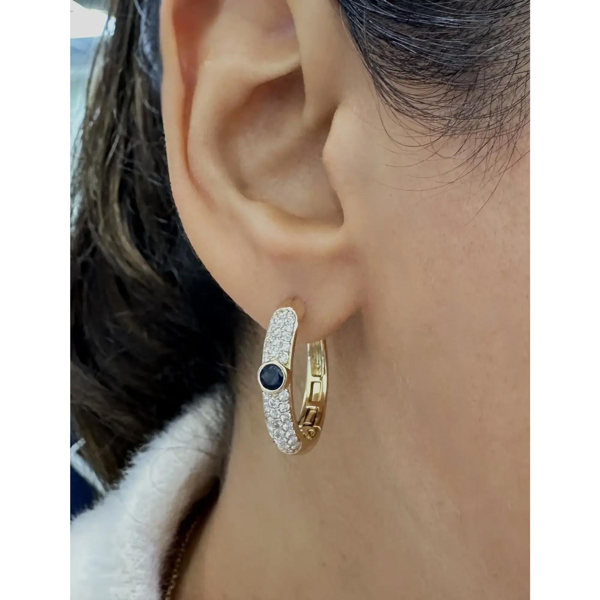 Taille ronde Créoles en or jaune 14 carats avec saphir bleu taille ronde 0,39 carat et diamants 0,79 carat en vente