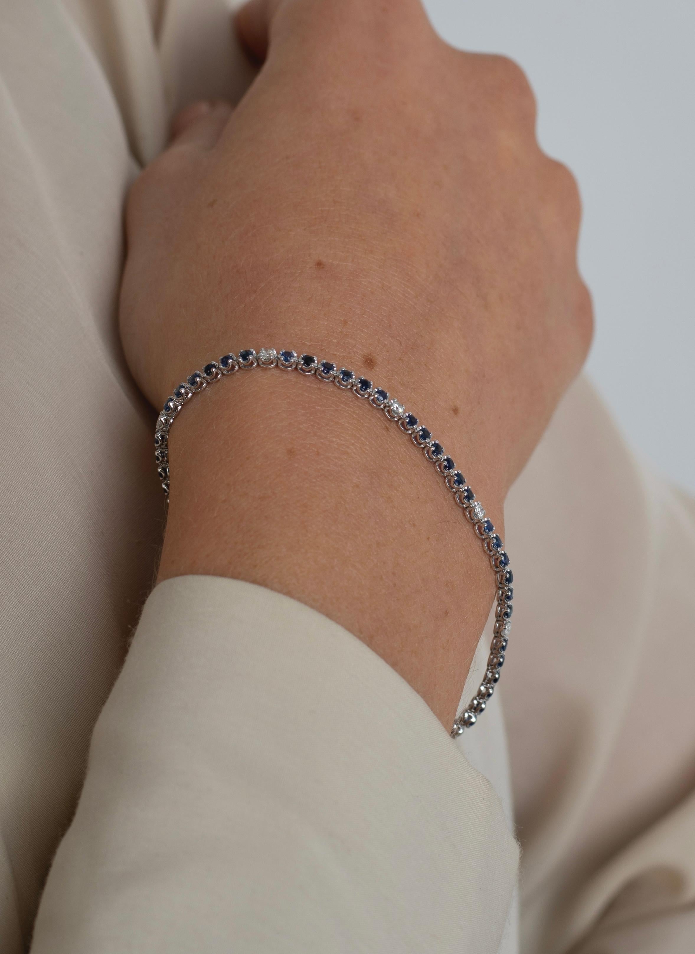 Round Cut Blue Sapphire and Diamond 14K White Gold Tennis Bracelet In New Condition For Sale In Miami, FL