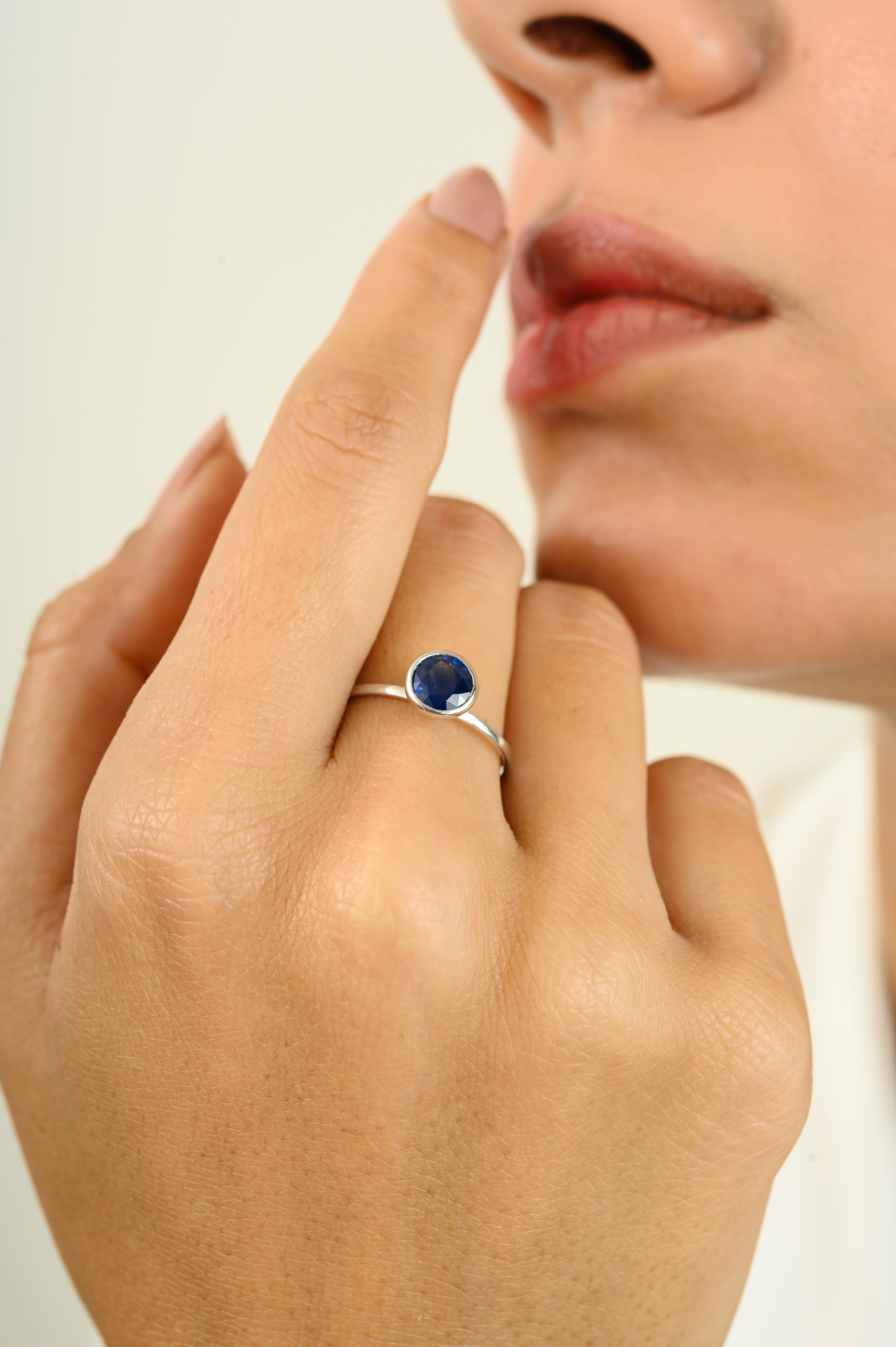 Im Angebot: Runder blauer Saphir Lünette Set zierlich Solitär Ring in 14k massivem Weißgold () 6