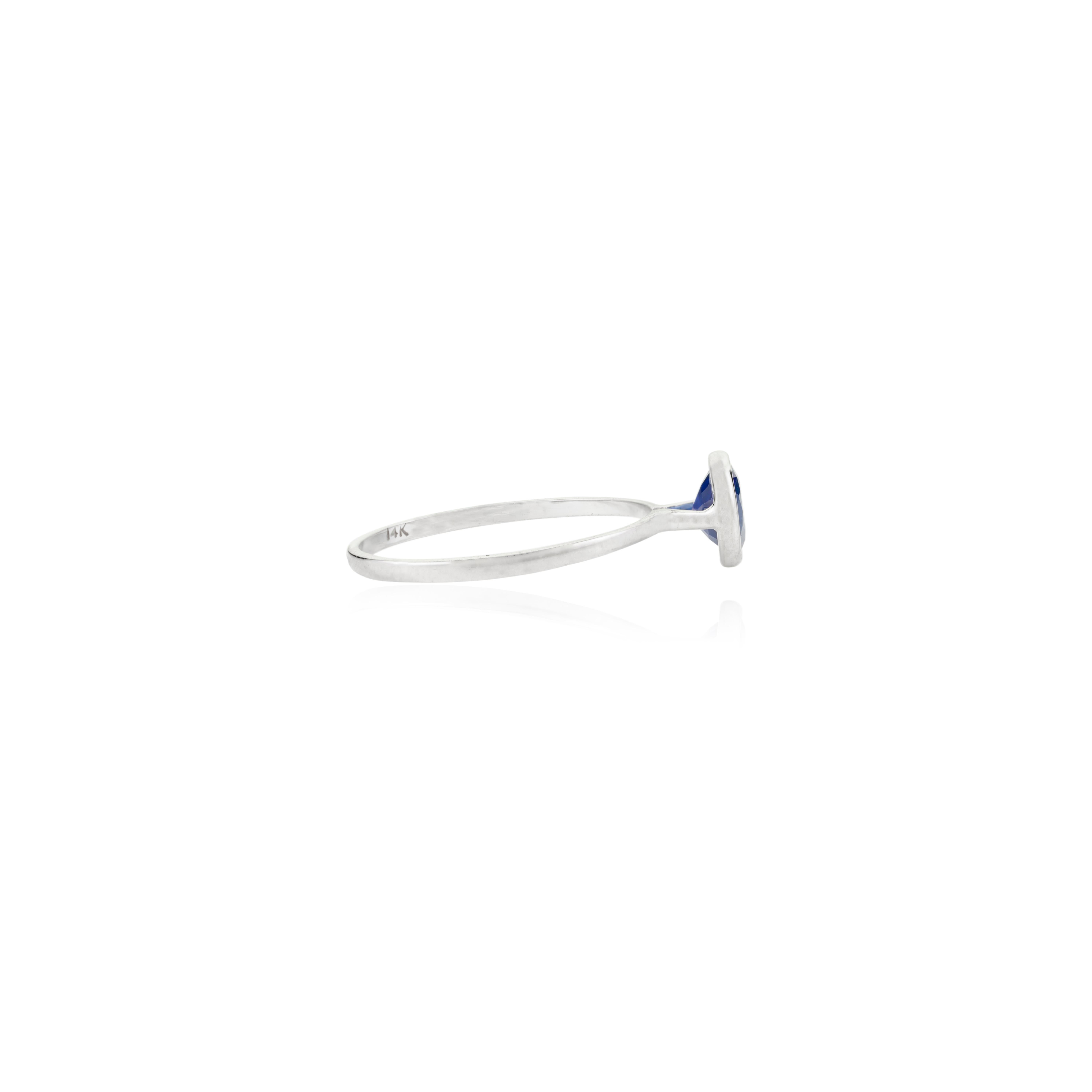 Im Angebot: Runder blauer Saphir Lünette Set zierlich Solitär Ring in 14k massivem Weißgold () 8