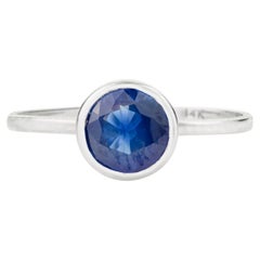 Zafiro azul talla redonda Bisel engastado Anillo solitario en oro blanco macizo de 14k