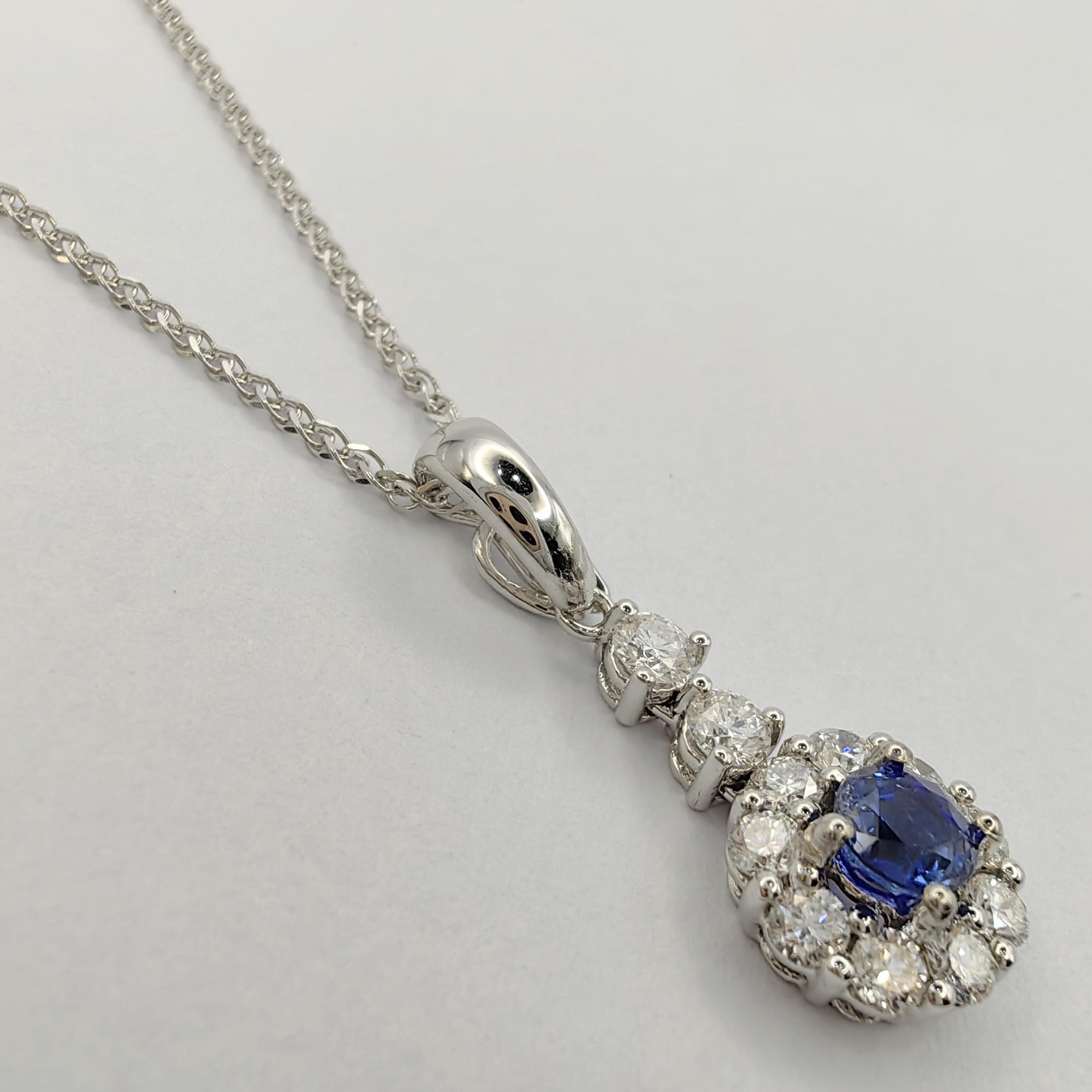 Round-cut Blue Sapphire Diamond Halo Necklace Pendant in 18K White Gold In New Condition For Sale In Wan Chai District, HK