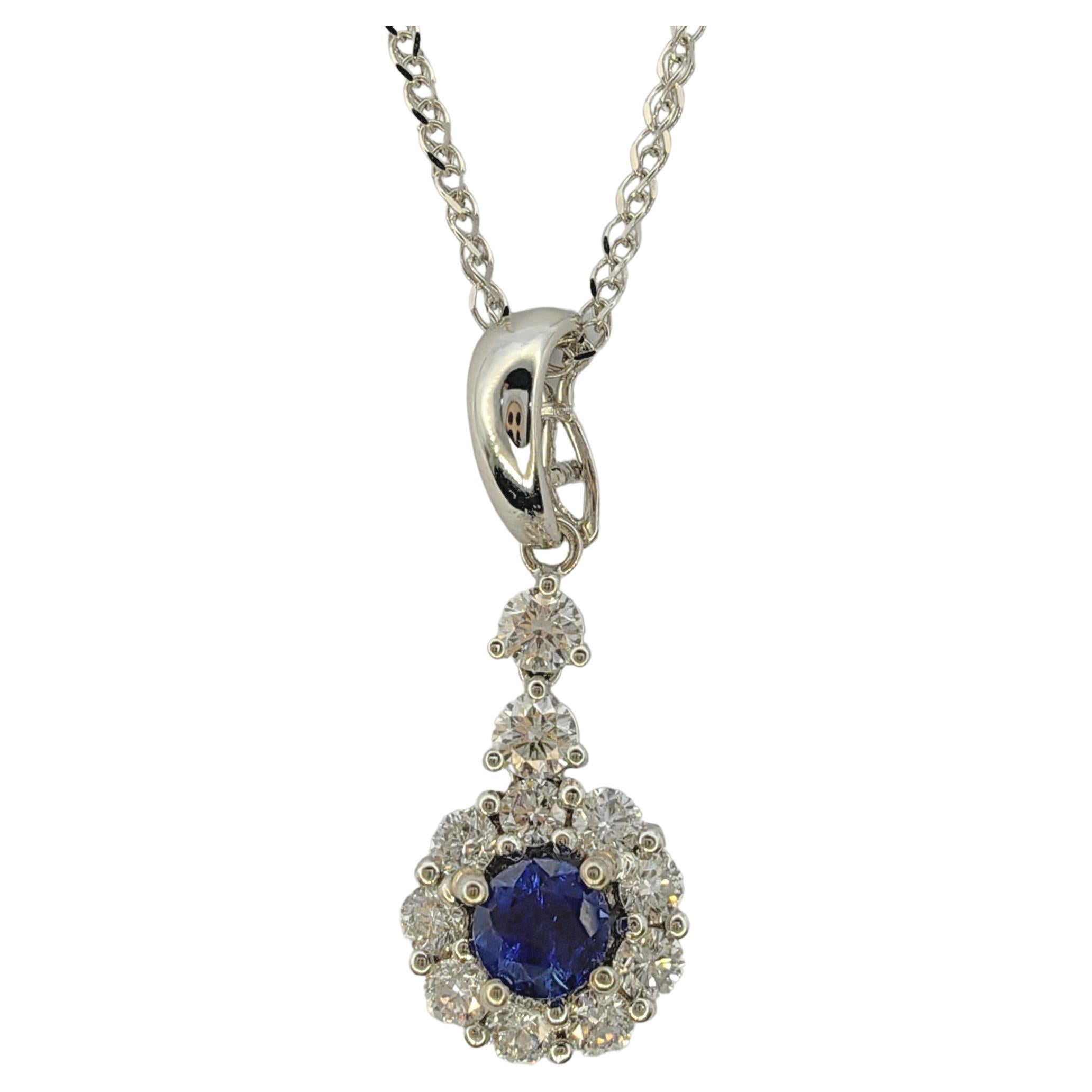 Collier pendentif en or blanc 18 carats avec saphir bleu de taille ronde et halo de diamants