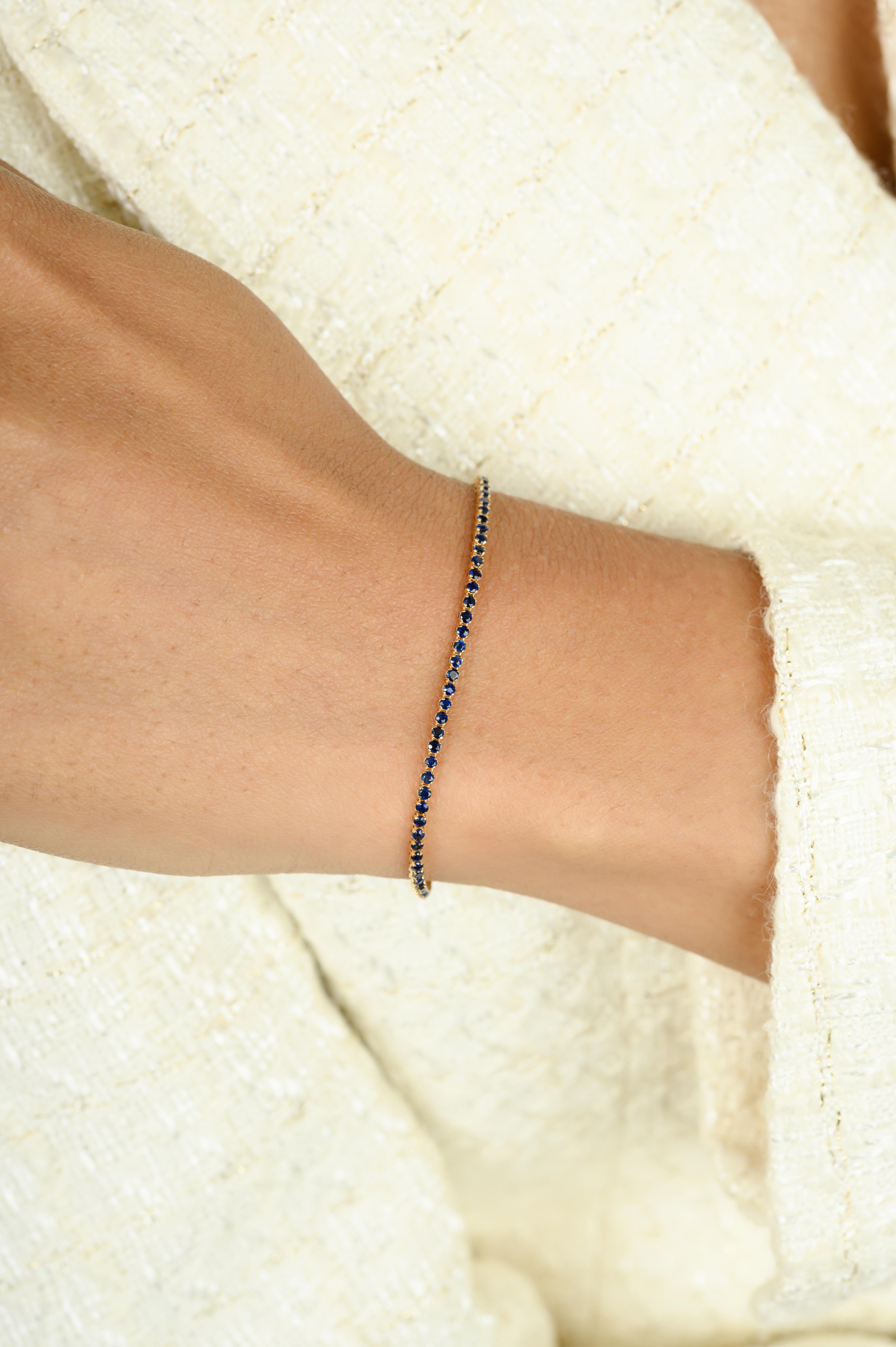 Round Cut Blue Sapphire Sleek Bracelet in 14K Yellow Gold for Valentine Gifts In New Condition For Sale In New York, NY