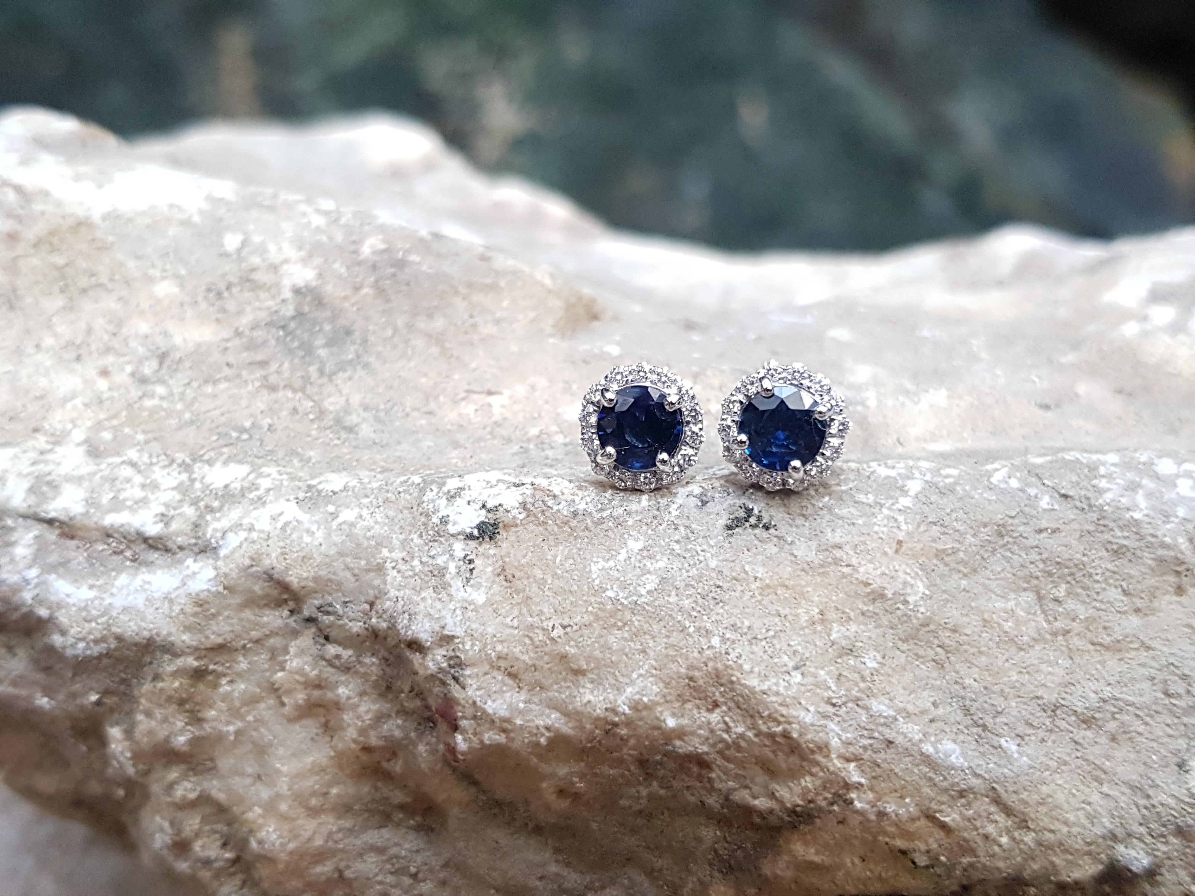 Round Cut Blue Sapphire with Diamond Earrings Set in 18k White Gold Settings In New Condition For Sale In Bangkok, TH