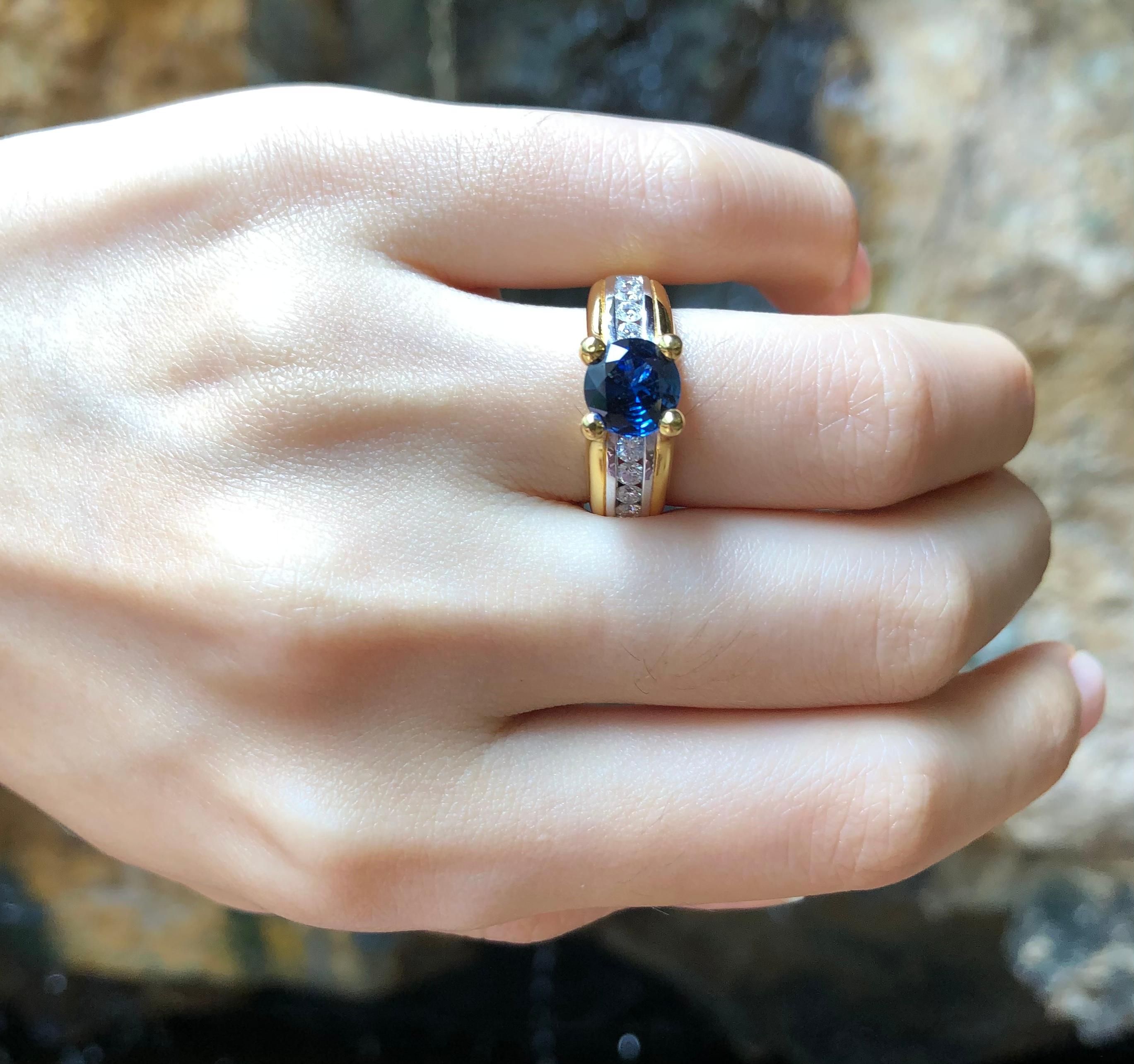 Contemporary Round Cut Blue Sapphire with Diamond Ring Set in 18 Karat Gold Settings For Sale