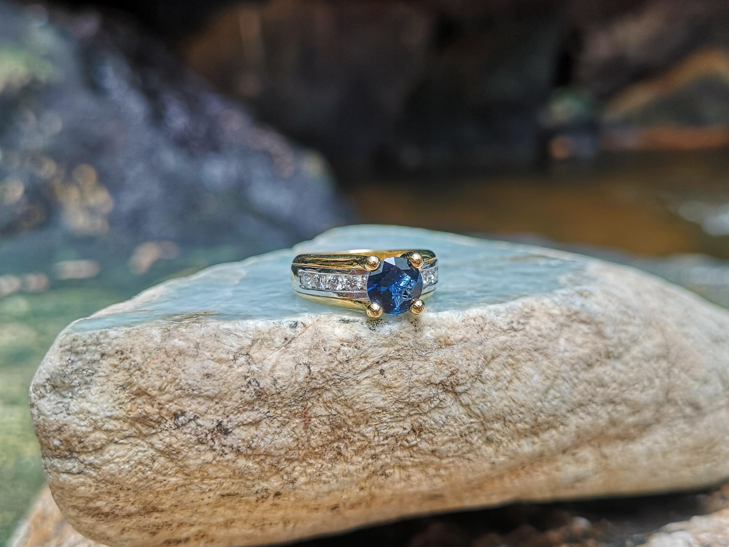 Round Cut Blue Sapphire with Diamond Ring Set in 18 Karat Gold Settings In New Condition For Sale In Bangkok, TH