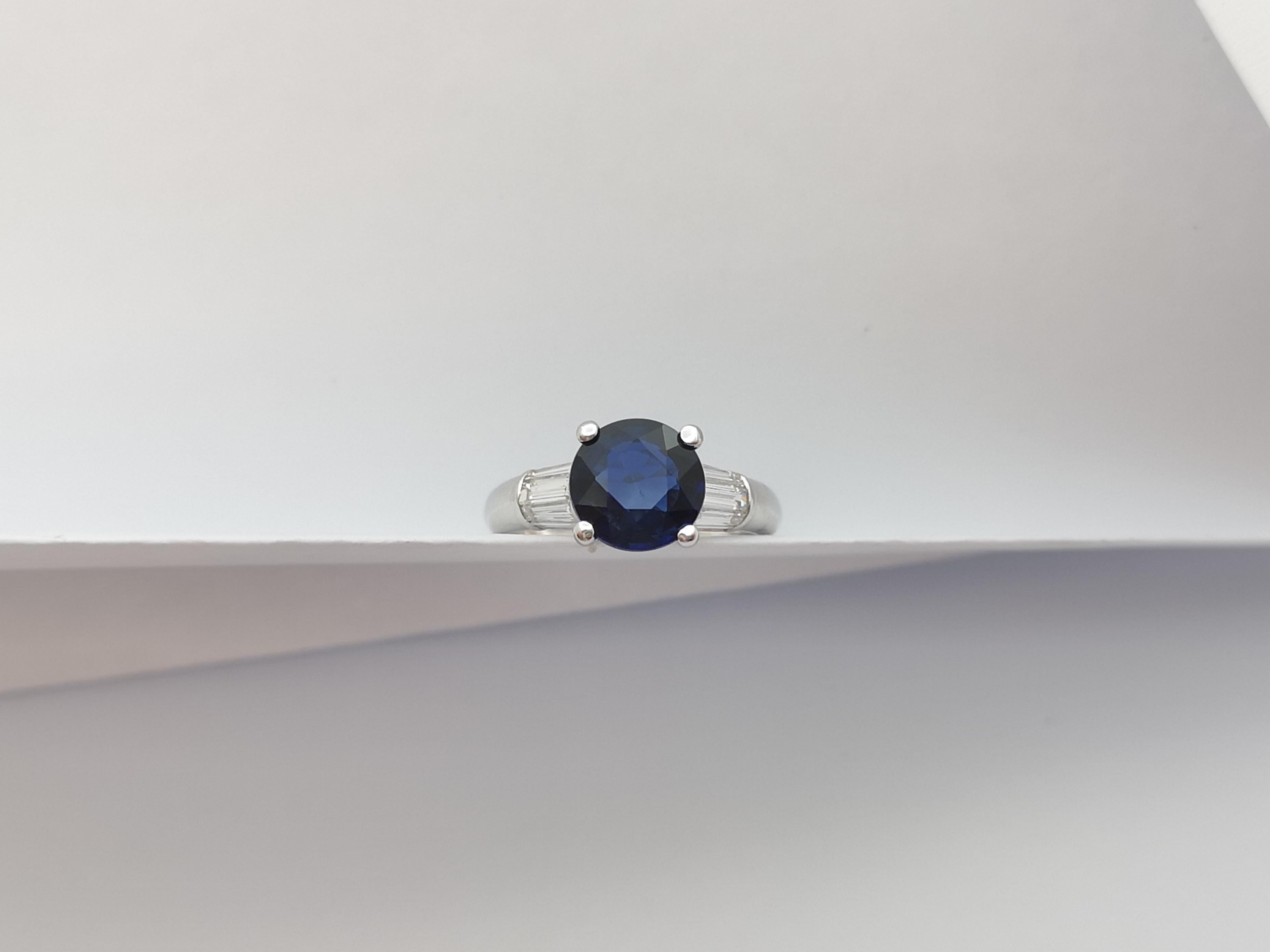 Round Cut Blue Sapphire with Diamond Ring Set in 18 Karat White Gold Settings For Sale 5