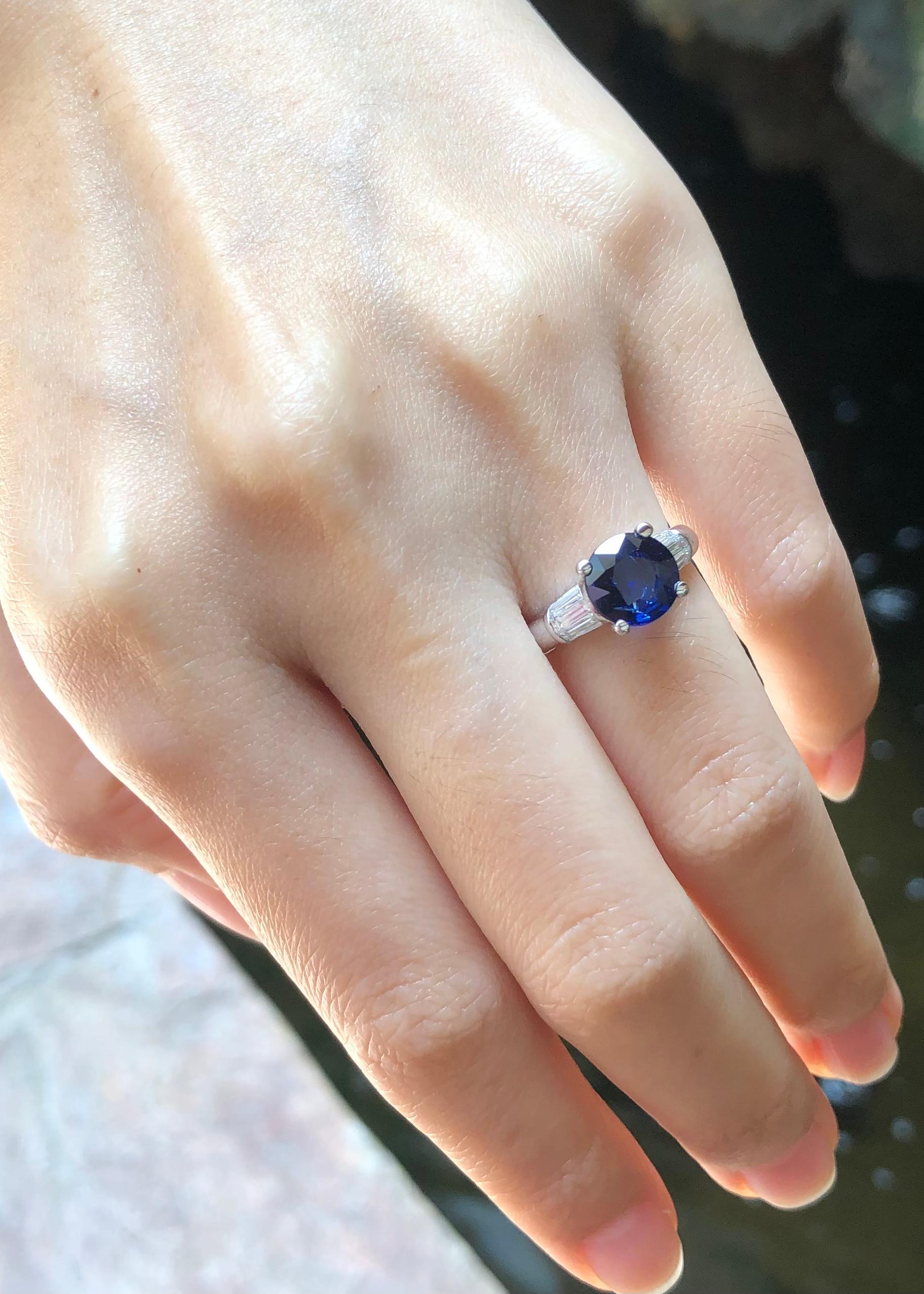Round Cut Blue Sapphire with Diamond Ring Set in 18 Karat White Gold Settings In New Condition For Sale In Bangkok, TH