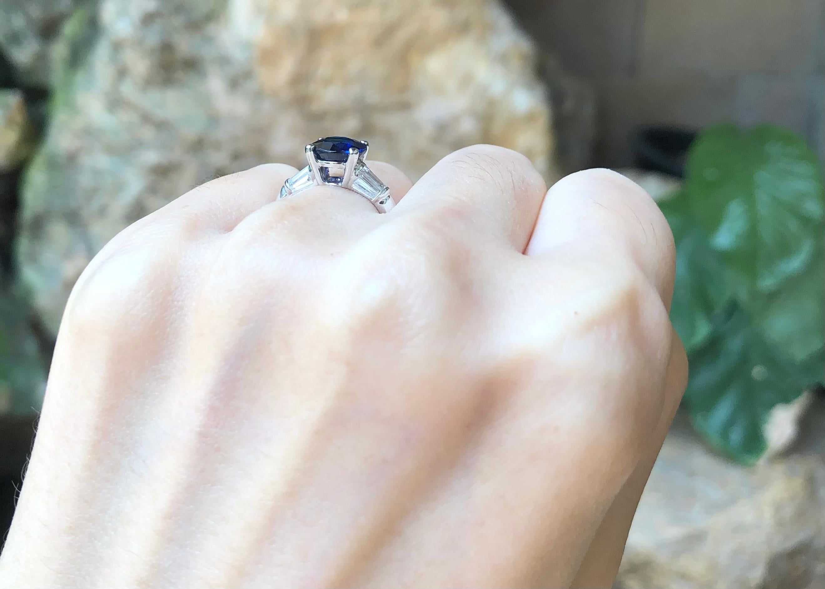 Round Cut Blue Sapphire with Diamond Ring Set in 18 Karat White Gold Settings For Sale 1