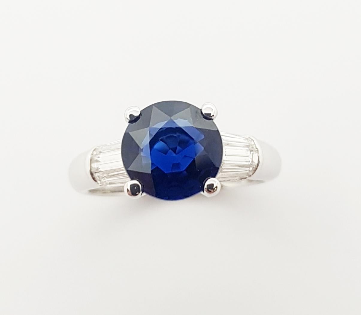 Round Cut Blue Sapphire with Diamond Ring Set in 18 Karat White Gold Settings For Sale 2