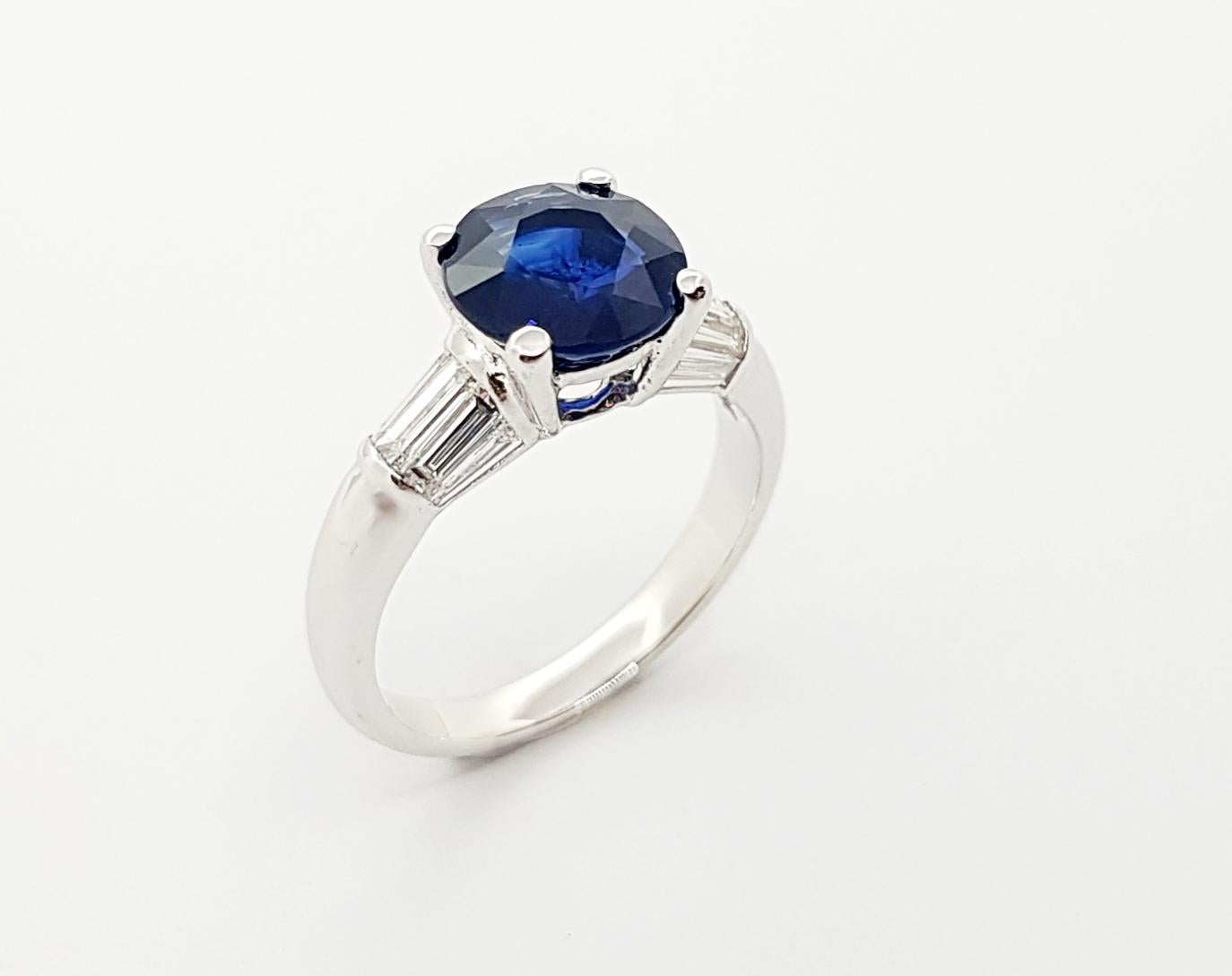 Round Cut Blue Sapphire with Diamond Ring Set in 18 Karat White Gold Settings For Sale 3