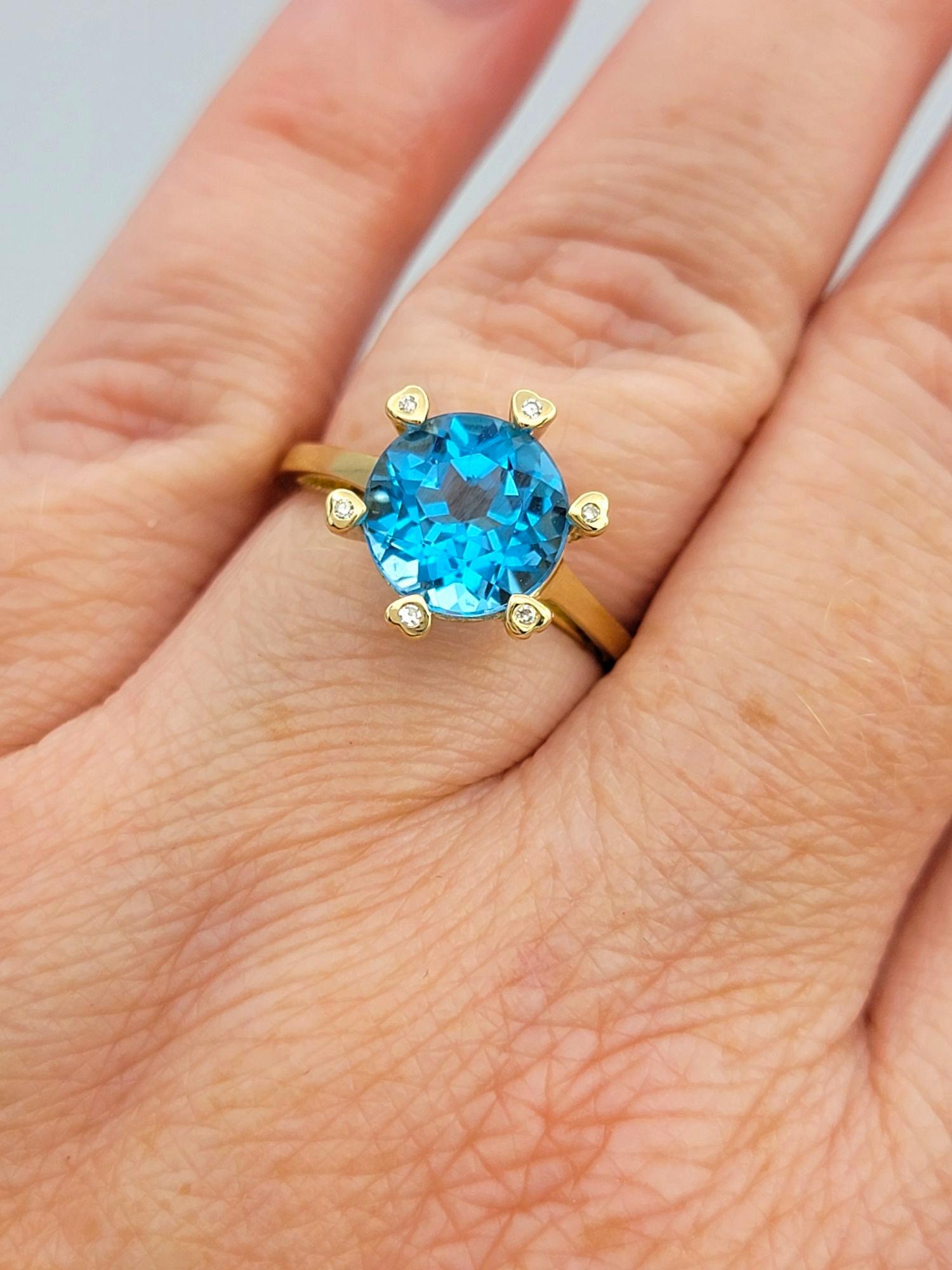 Bague solitaire en or jaune 14 carats avec topaze bleue de taille ronde et griffes en forme de cœur en diamants en vente 4