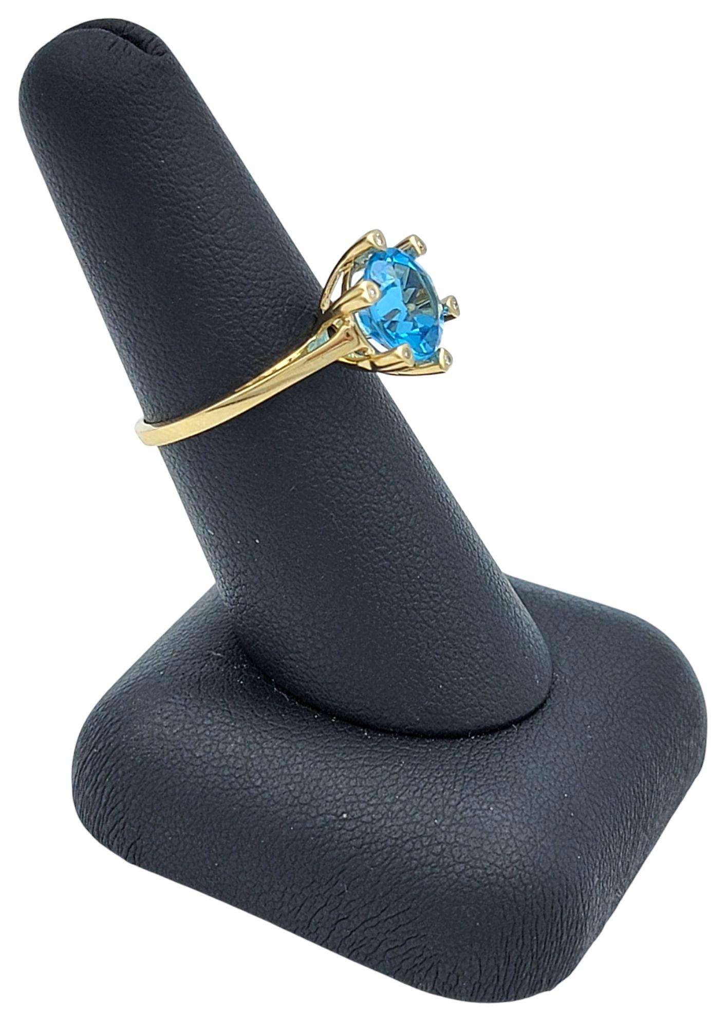 Bague solitaire en or jaune 14 carats avec topaze bleue de taille ronde et griffes en forme de cœur en diamants en vente 6