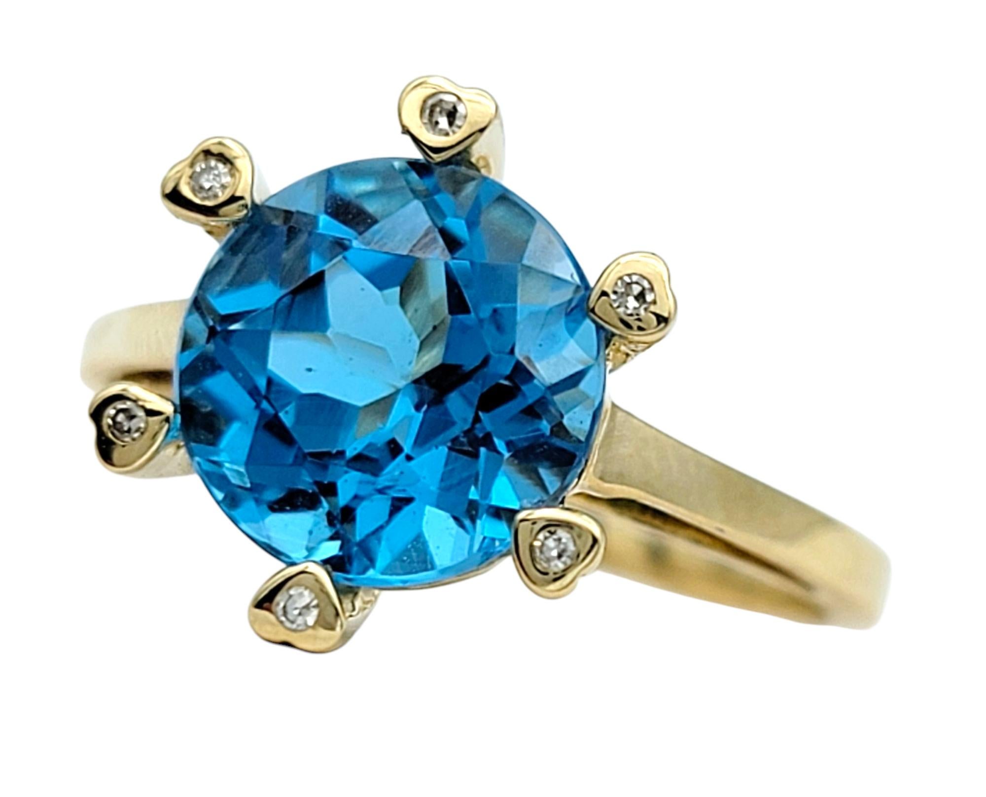 Contemporain Bague solitaire en or jaune 14 carats avec topaze bleue de taille ronde et griffes en forme de cœur en diamants en vente