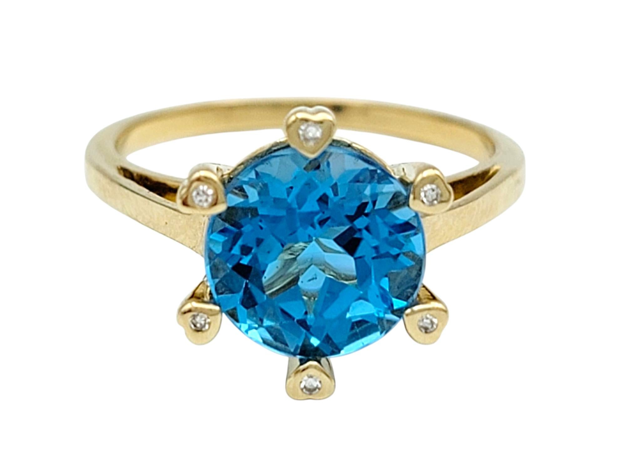 Taille ronde Bague solitaire en or jaune 14 carats avec topaze bleue de taille ronde et griffes en forme de cœur en diamants en vente