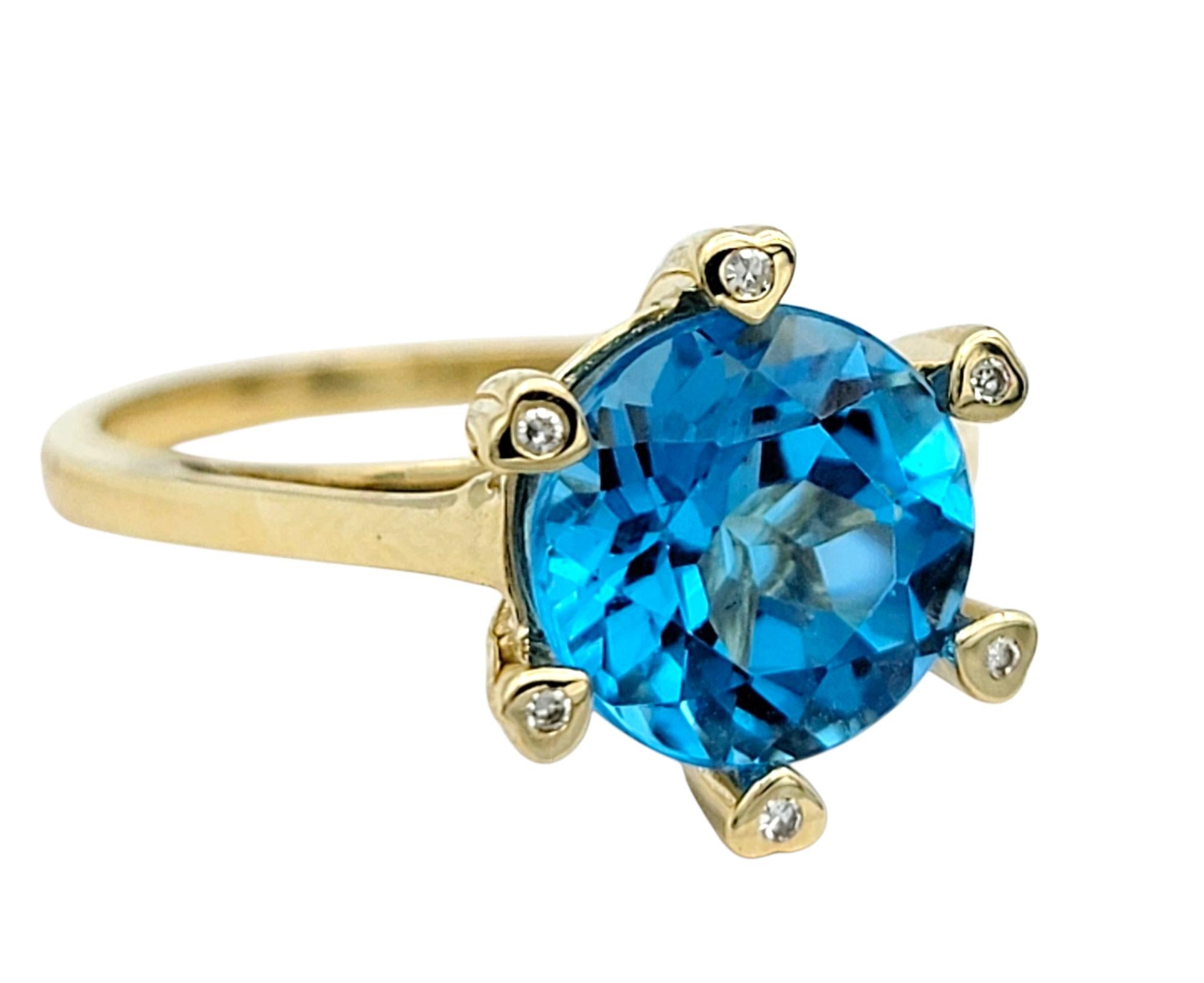 Bague solitaire en or jaune 14 carats avec topaze bleue de taille ronde et griffes en forme de cœur en diamants Bon état - En vente à Scottsdale, AZ
