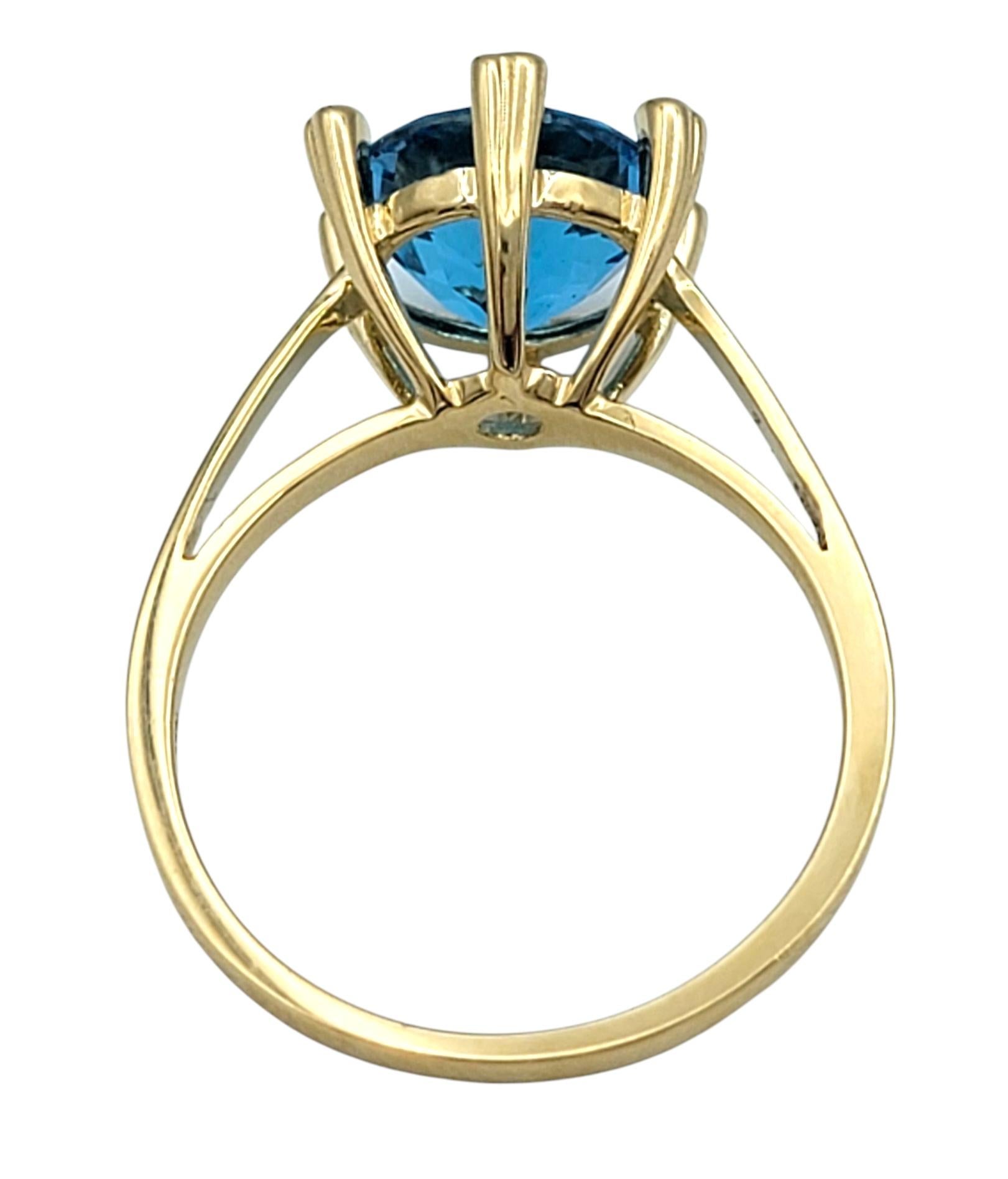 Bague solitaire en or jaune 14 carats avec topaze bleue de taille ronde et griffes en forme de cœur en diamants en vente 1