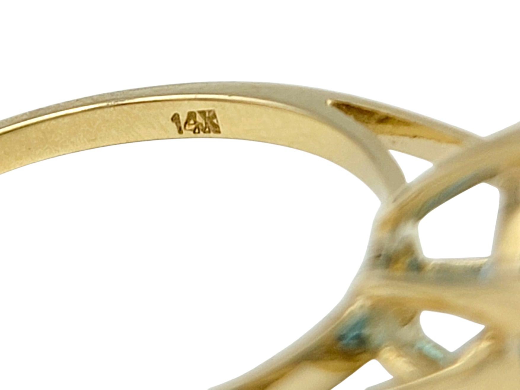 Bague solitaire en or jaune 14 carats avec topaze bleue de taille ronde et griffes en forme de cœur en diamants en vente 2