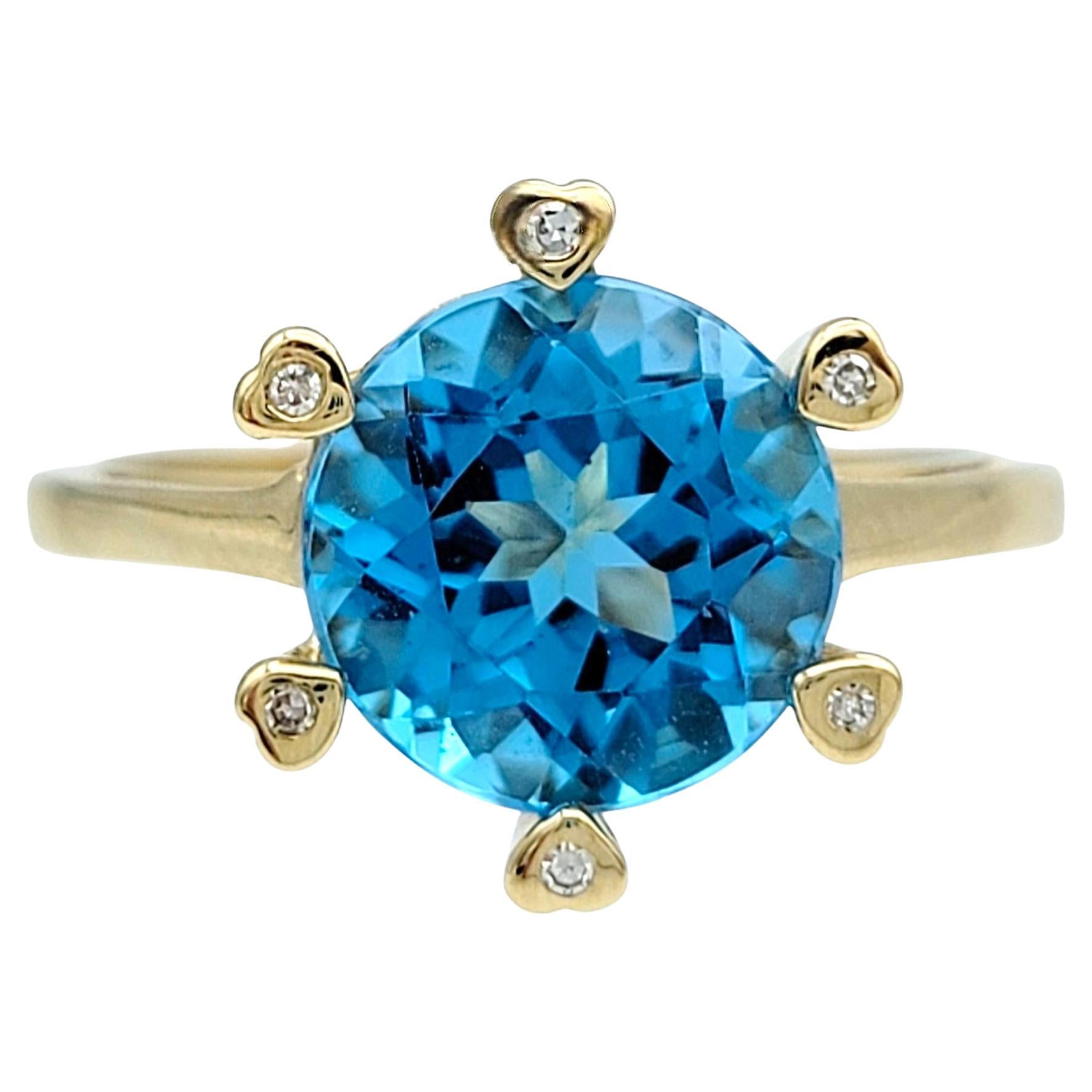 Anillo Solitario de Topacio Azul de Corte Redondo con Garras Corazón de Diamante en Oro Amarillo de 14K