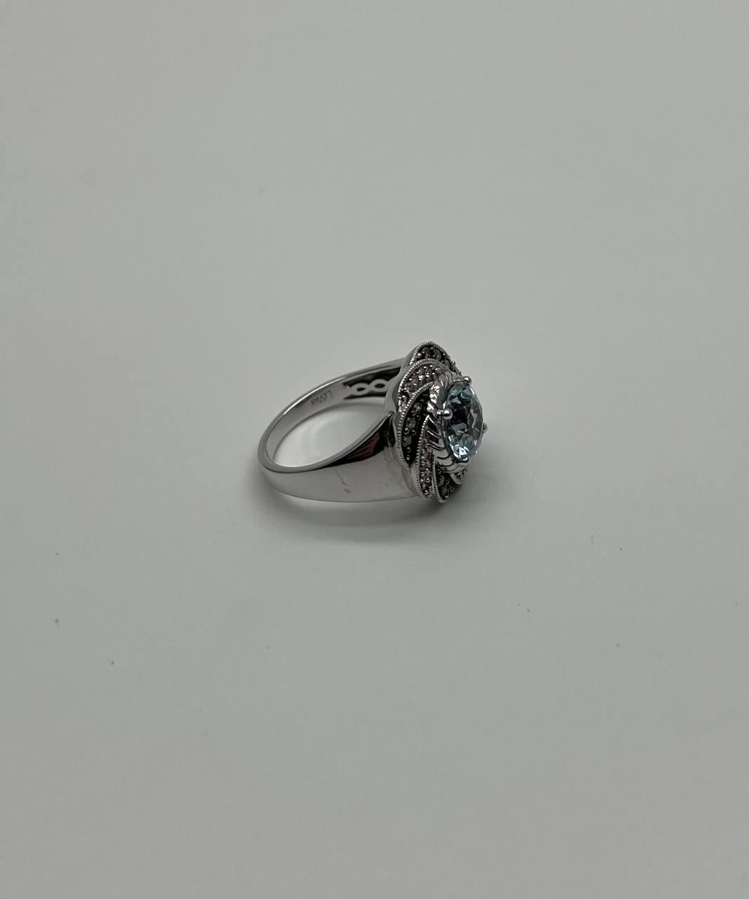 Bague en or blanc 14 carats avec topaze bleue taillée en rond et diamants blancs Brown en pavé en vente 5
