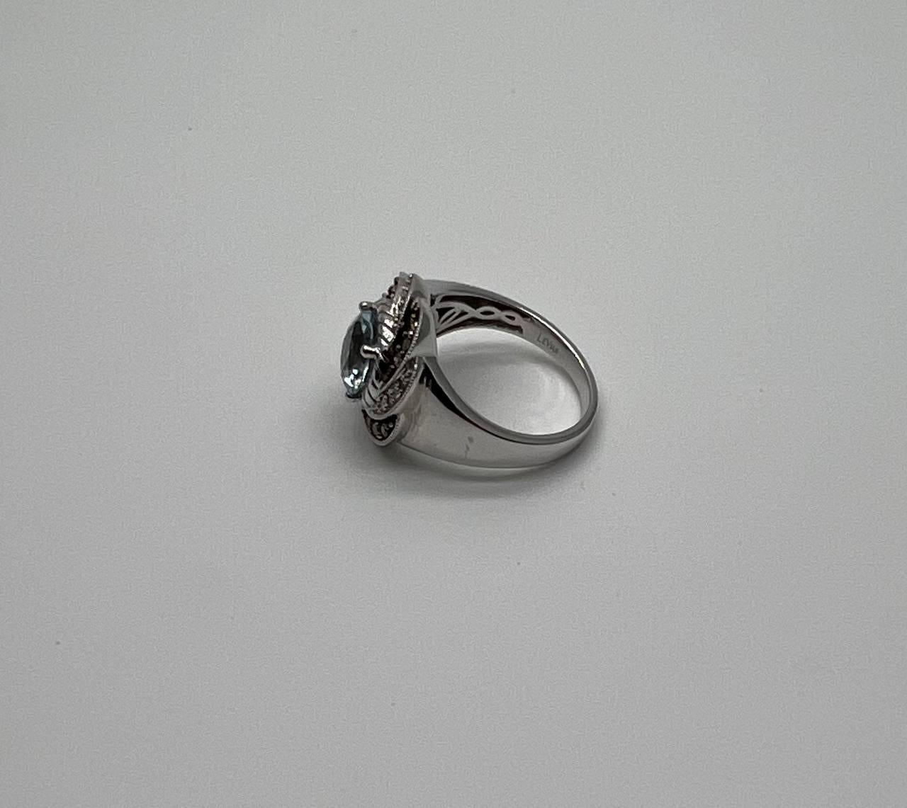 Bague en or blanc 14 carats avec topaze bleue taillée en rond et diamants blancs Brown en pavé en vente 6