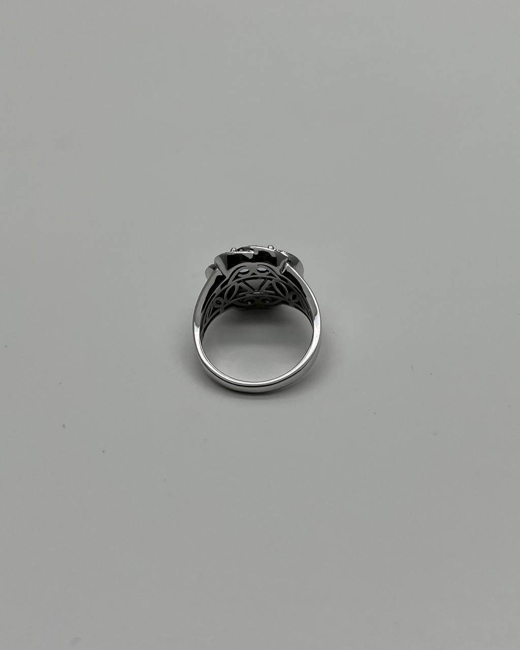 Bague en or blanc 14 carats avec topaze bleue taillée en rond et diamants blancs Brown en pavé en vente 7