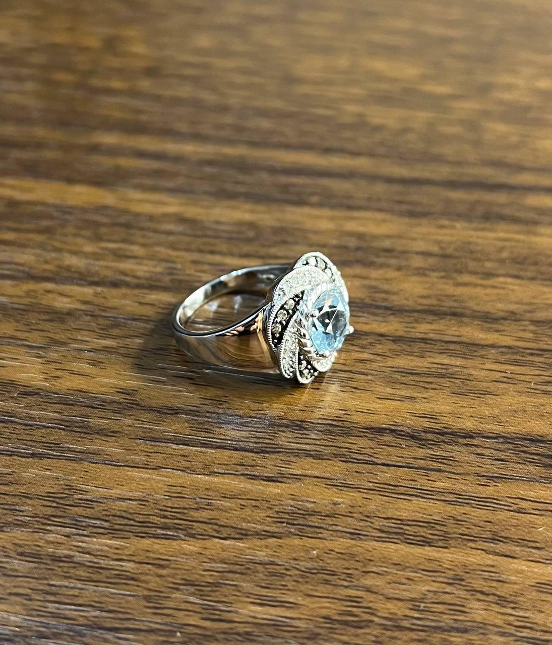 Taille ronde Bague en or blanc 14 carats avec topaze bleue taillée en rond et diamants blancs Brown en pavé en vente