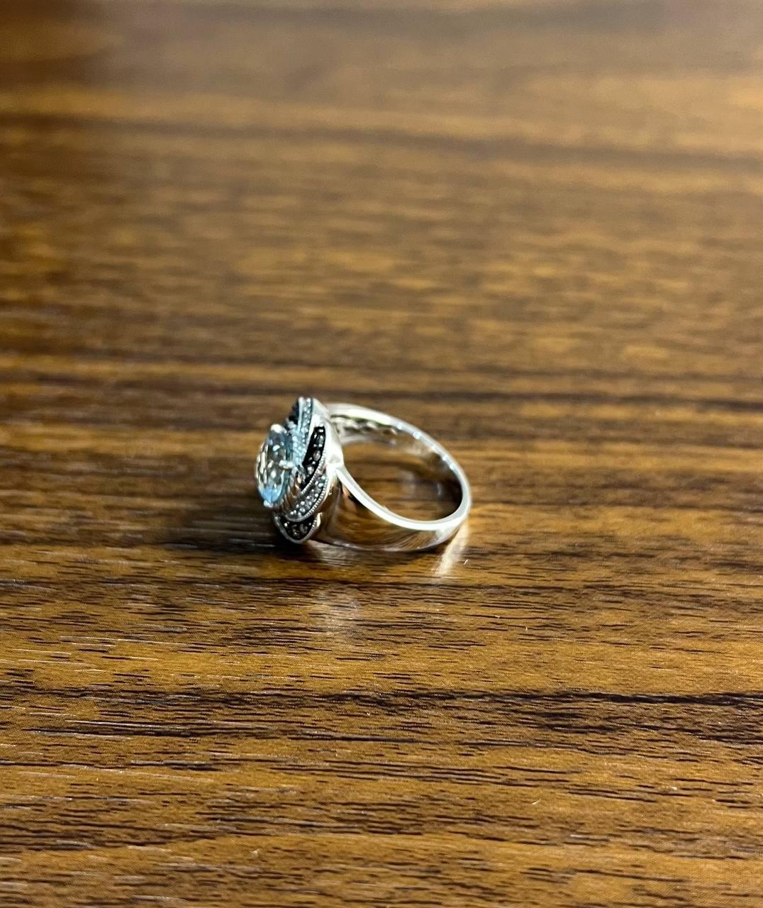 Bague en or blanc 14 carats avec topaze bleue taillée en rond et diamants blancs Brown en pavé Neuf - En vente à Oakton, VA