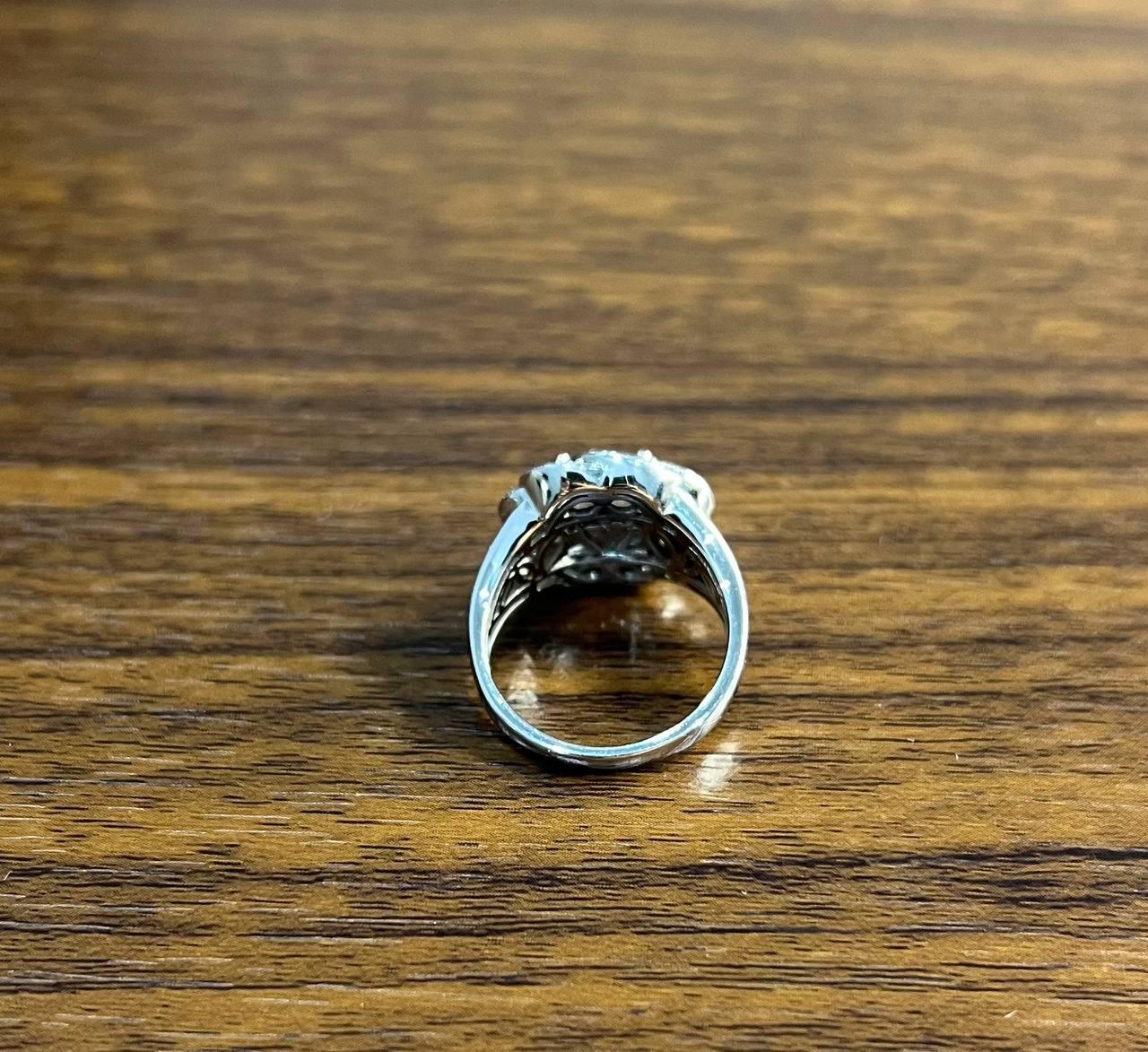 Bague en or blanc 14 carats avec topaze bleue taillée en rond et diamants blancs Brown en pavé Pour femmes en vente
