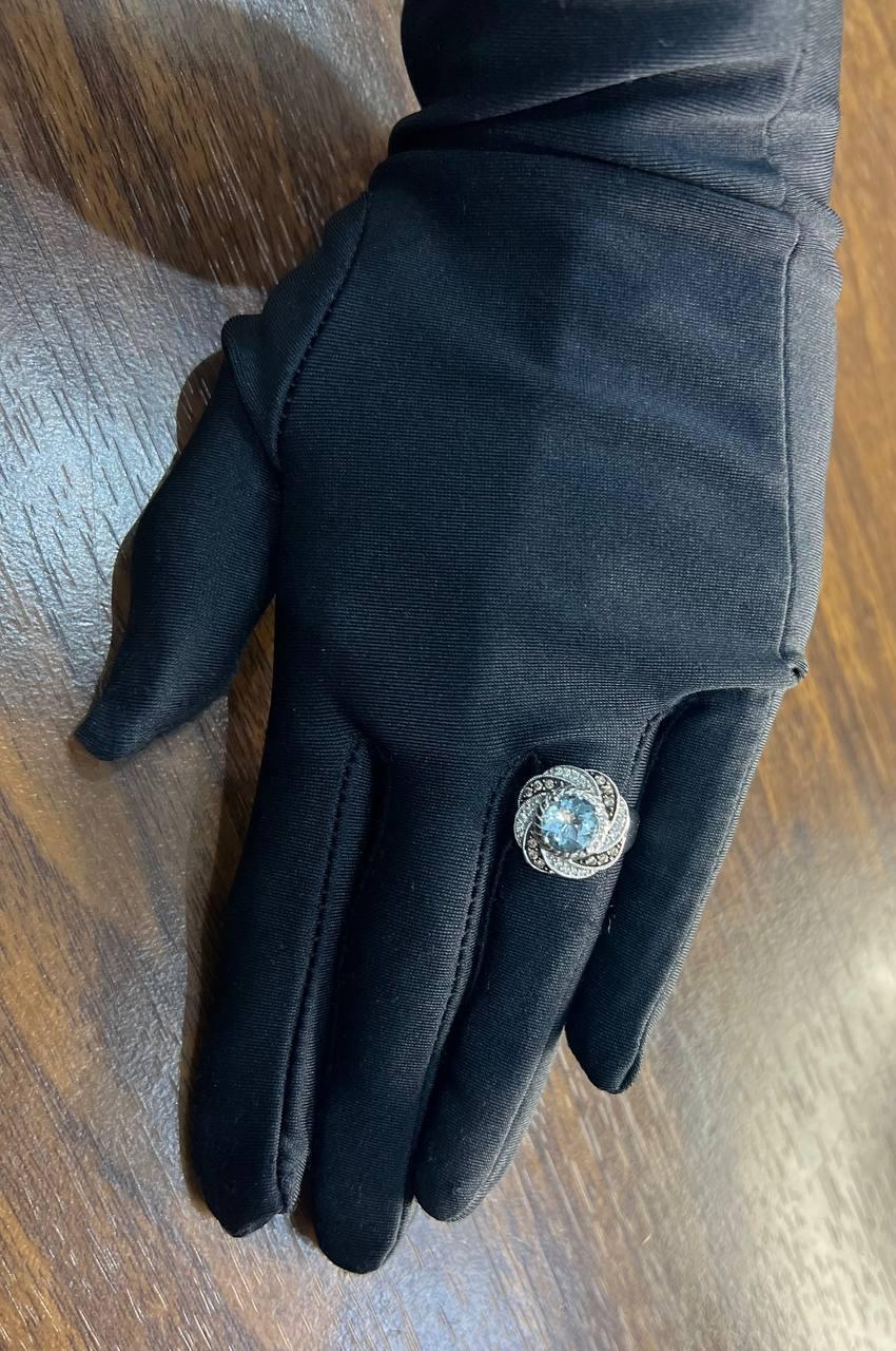 Bague en or blanc 14 carats avec topaze bleue taillée en rond et diamants blancs Brown en pavé en vente 1