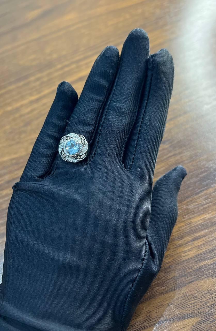 Bague en or blanc 14 carats avec topaze bleue taillée en rond et diamants blancs Brown en pavé en vente 2