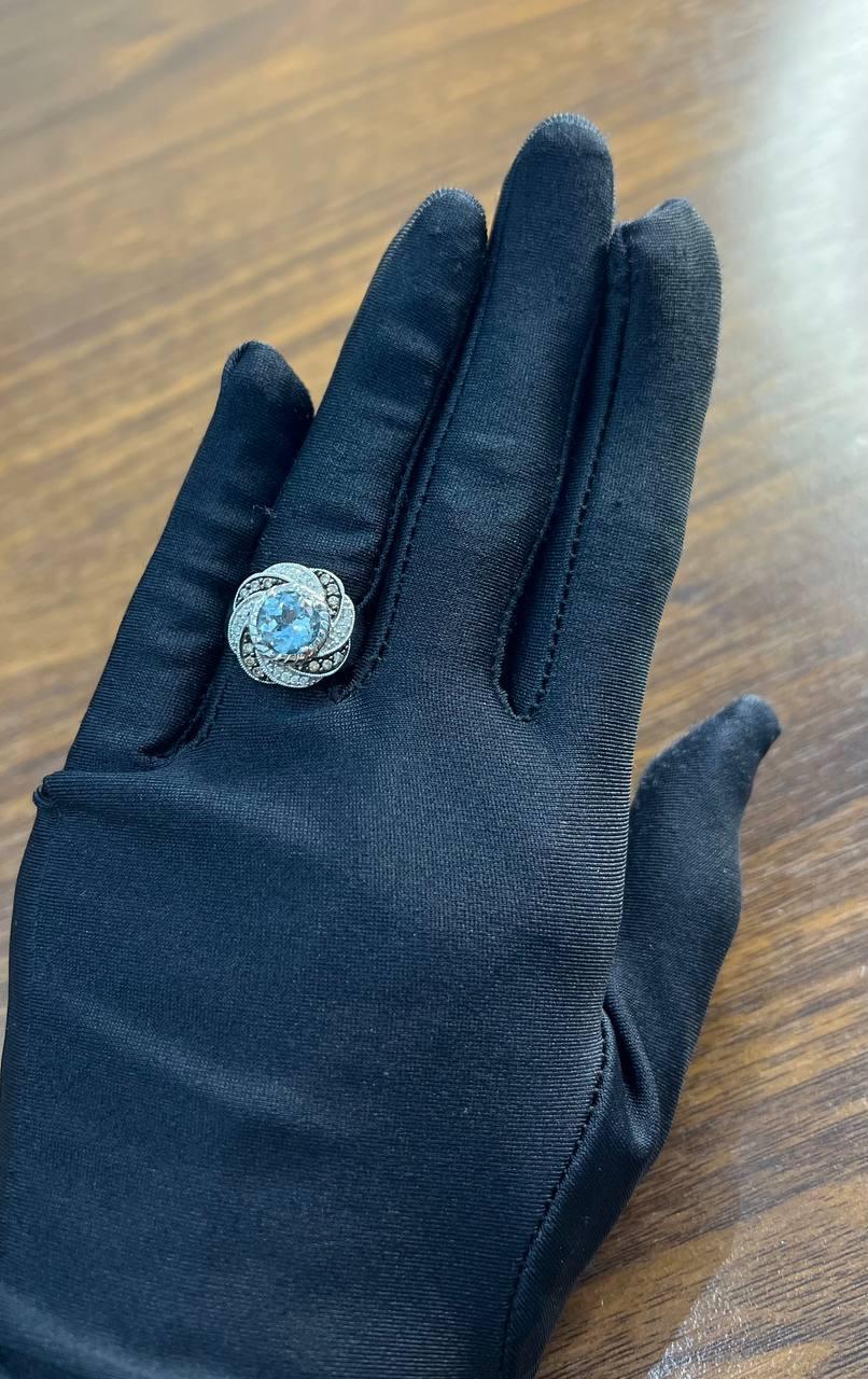 Bague en or blanc 14 carats avec topaze bleue taillée en rond et diamants blancs Brown en pavé en vente 3