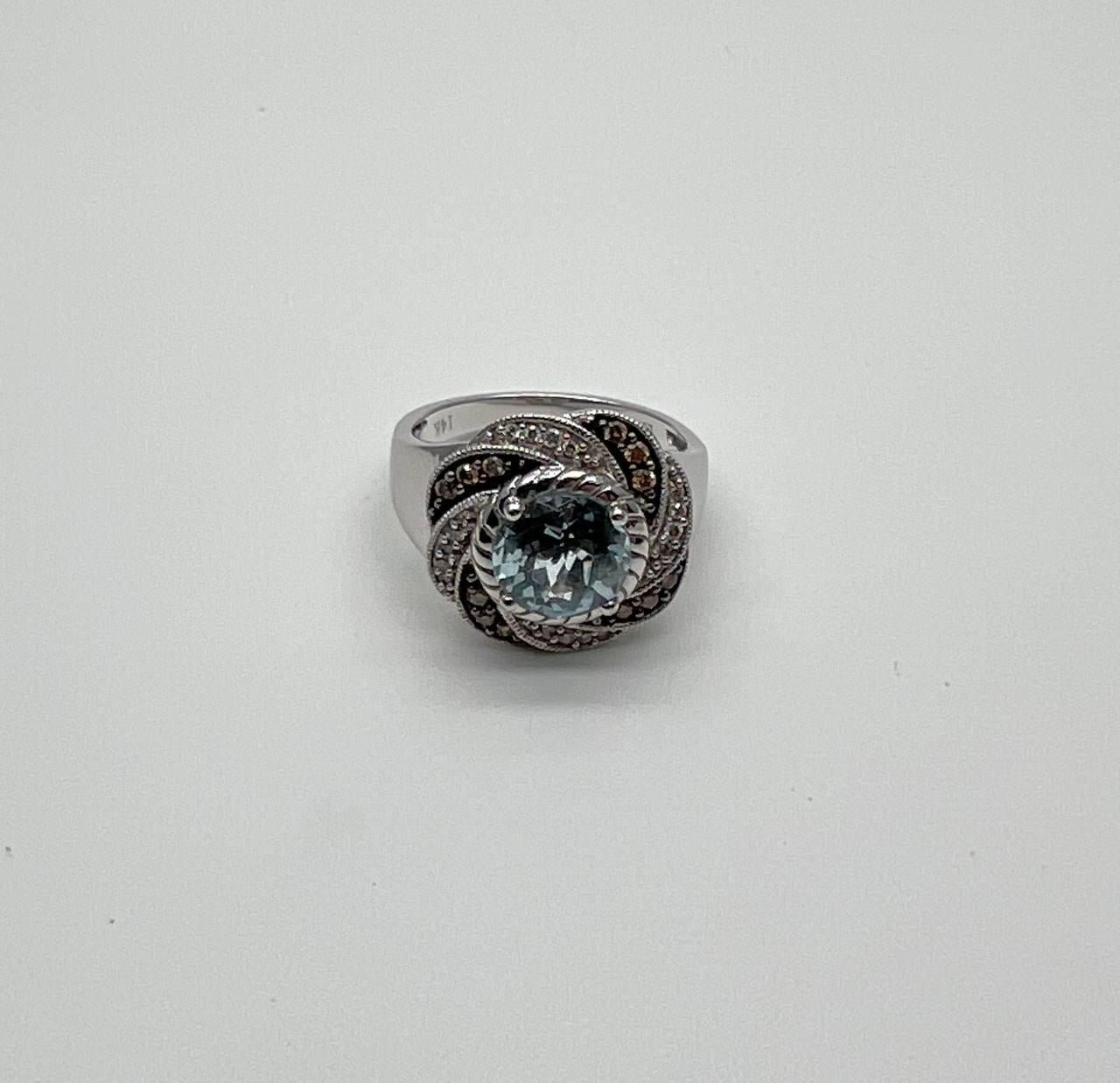 Bague en or blanc 14 carats avec topaze bleue taillée en rond et diamants blancs Brown en pavé en vente 4