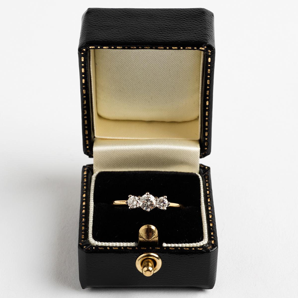 Un pezzo unico all'interno della nostra collezione di alta gioielleria Vintage & Prestige accuratamente curata, siamo lieti di presentarti quanto segue:

Il nostro bellissimo ed elegante anello trilogy su una fascia in oro giallo 18 carati (con