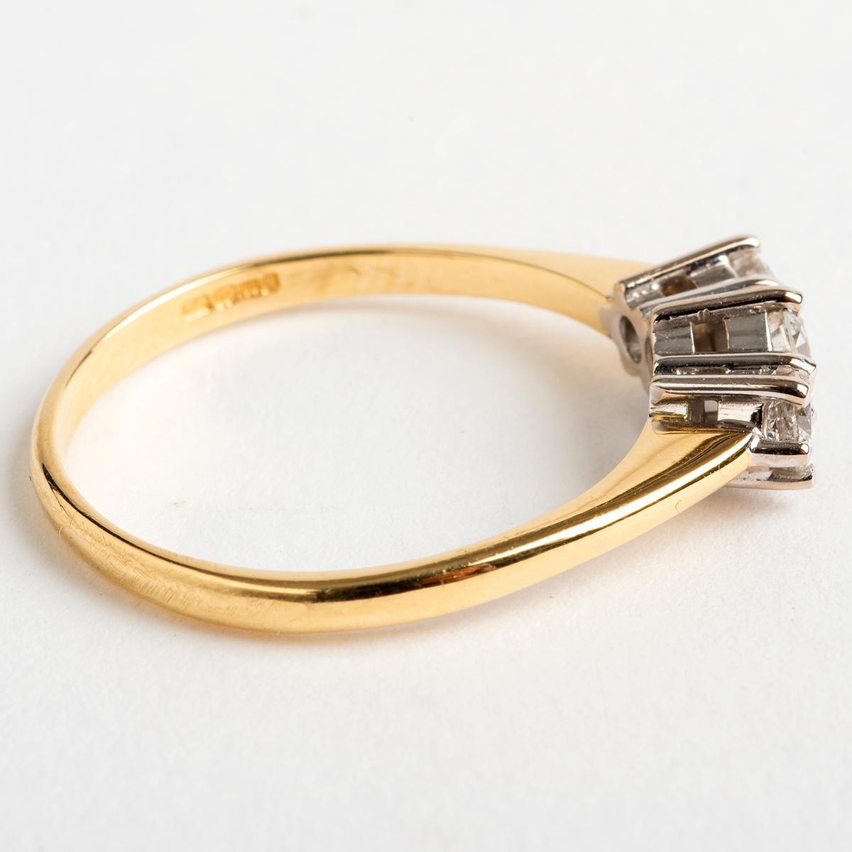 Taglio rotondo Anello trilogy con diamante brillante taglio rotondo, oro 18 carati, con marchio Londra in vendita