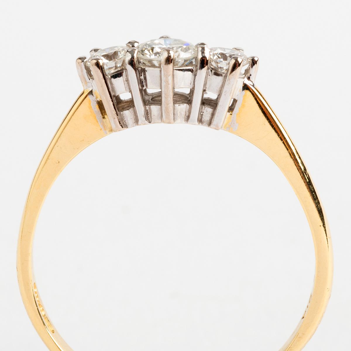 Anello trilogy con diamante brillante taglio rotondo, oro 18 carati, con marchio Londra In condizioni ottime in vendita a Canterbury, England