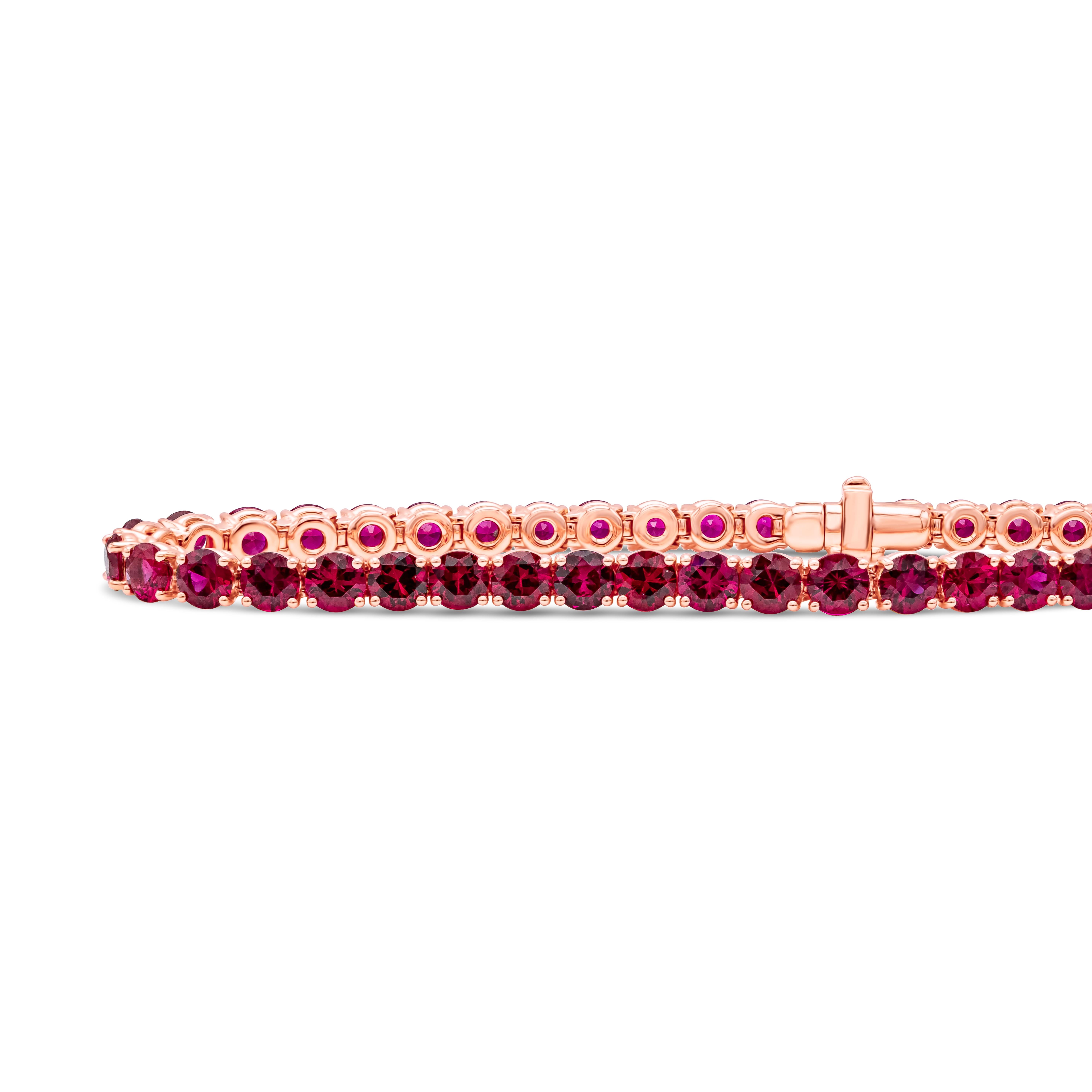 Ein schlichtes, aber schickes Tennisarmband mit einer Reihe runder, brillanter burmesischer Rubine. Montiert in 18K Rose Gold. Das Gewicht der Rubine beträgt insgesamt 9,39 Karat. Perfekt aufeinander abgestimmt.

Roman Malakov ist ein Unternehmen,