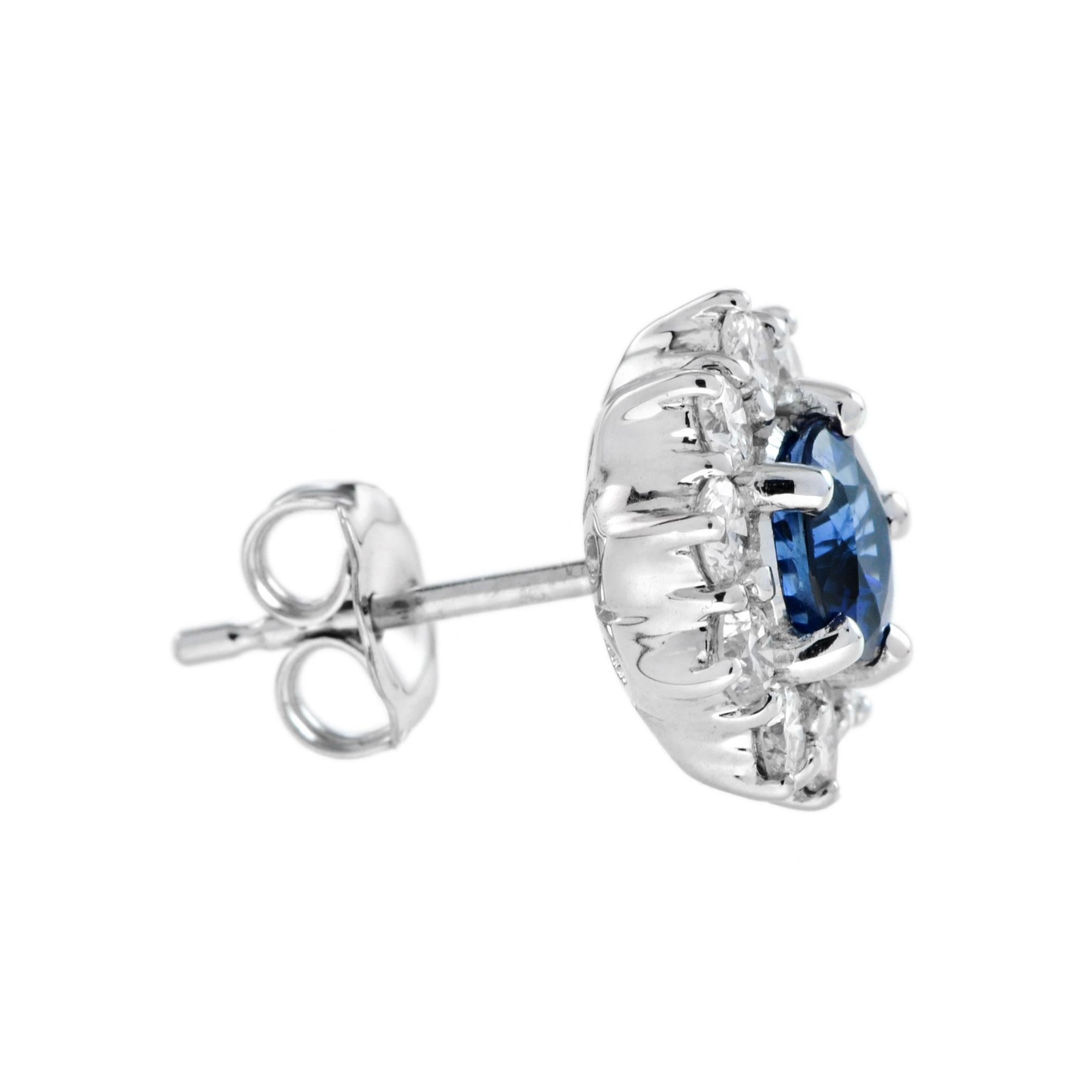 Estos cautivadores pendientes de zafiro y diamante. Se ha aplicado un impresionante pulido a la superficie de los pendientes para resaltar el profundo matiz de la gema de zafiro de talla redonda que ocupa el centro del diseño en un clásico engaste
