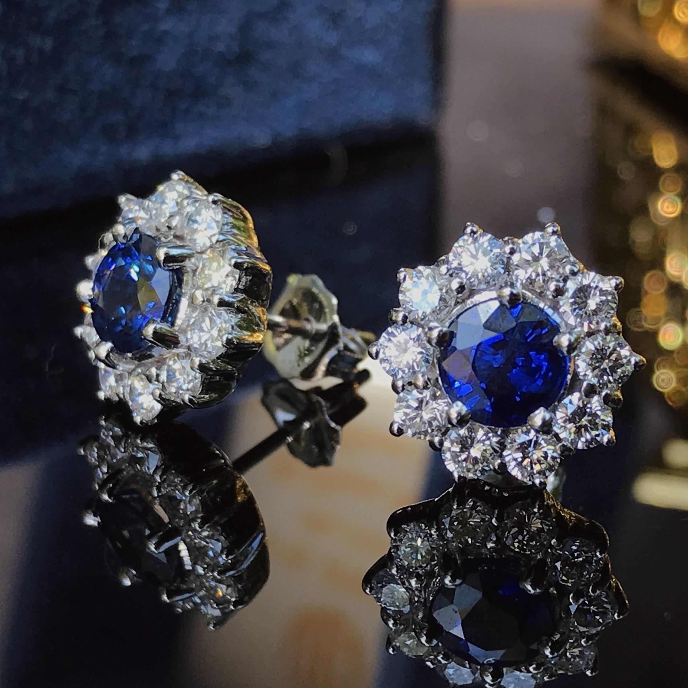 Pendientes de oro blanco con zafiro azul de Ceilán talla redonda y halo de diamantes Corte redondo en venta