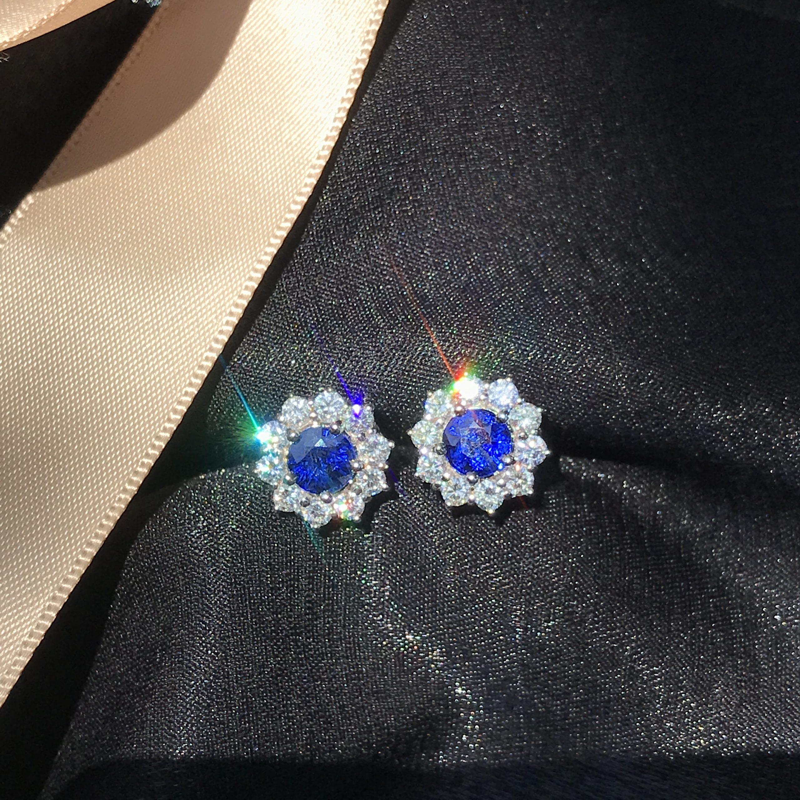 Pendientes de oro blanco con zafiro azul de Ceilán talla redonda y halo de diamantes en Nuevo estado para la venta en Oakton, VA