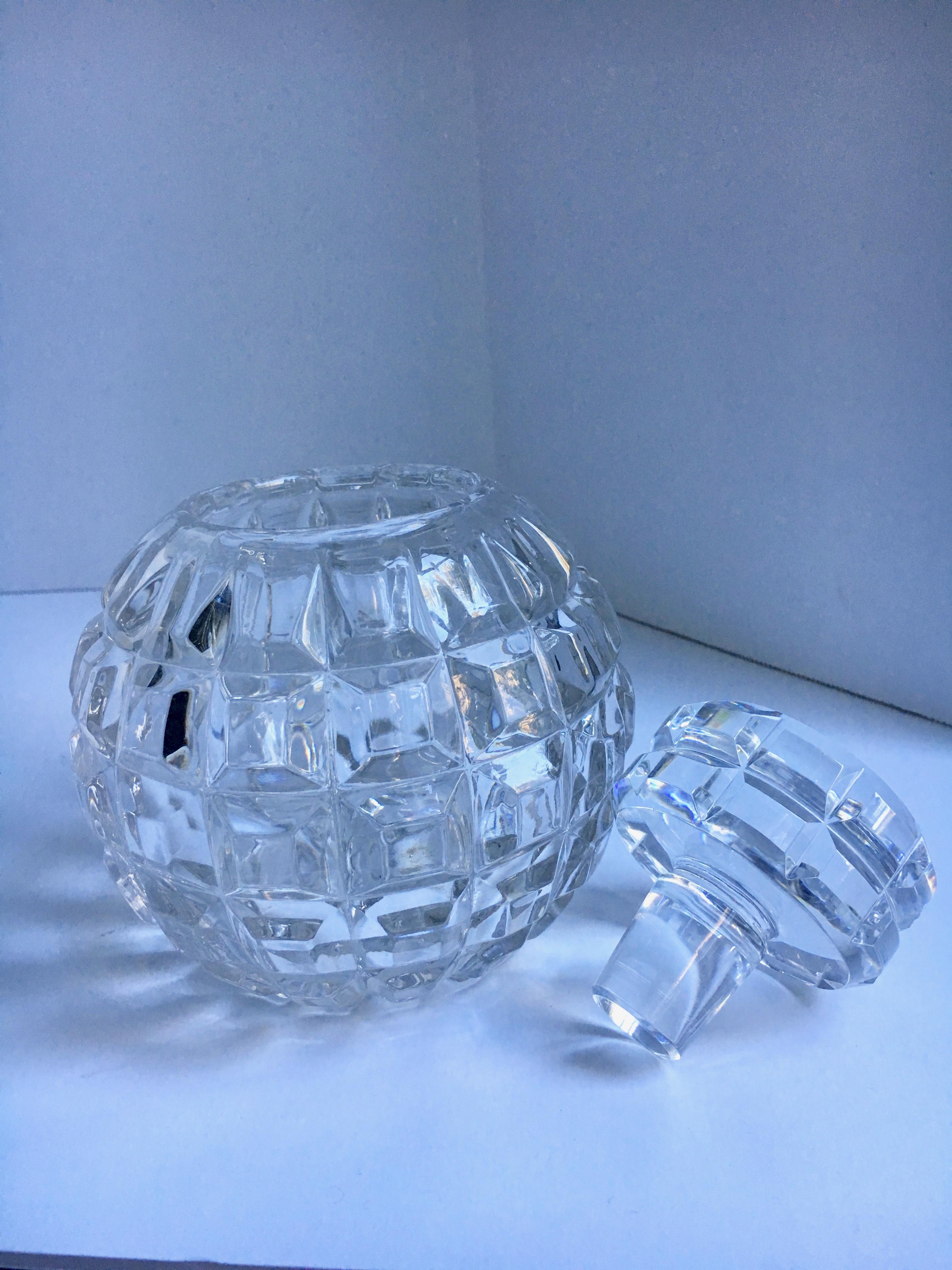 Round Cut Crystal Decanter In Good Condition In Los Angeles, CA