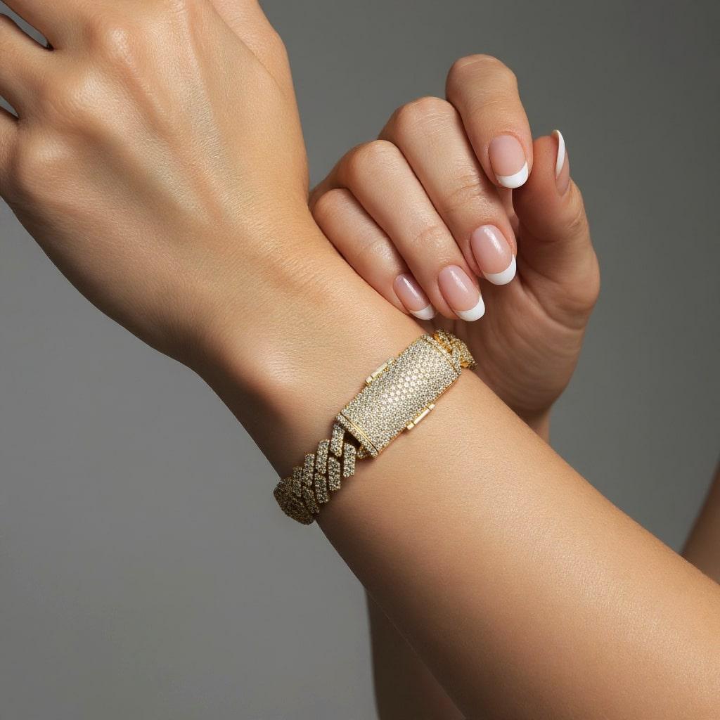 Ce luxueux bracelet cubain en or jaune 14K à diamants ronds est une déclaration d'élégance et de style intemporel. Ornée de diamants brillants de taille ronde, elle offre un éclat captivant qui complète n'importe quel look. Fabriqué avec une