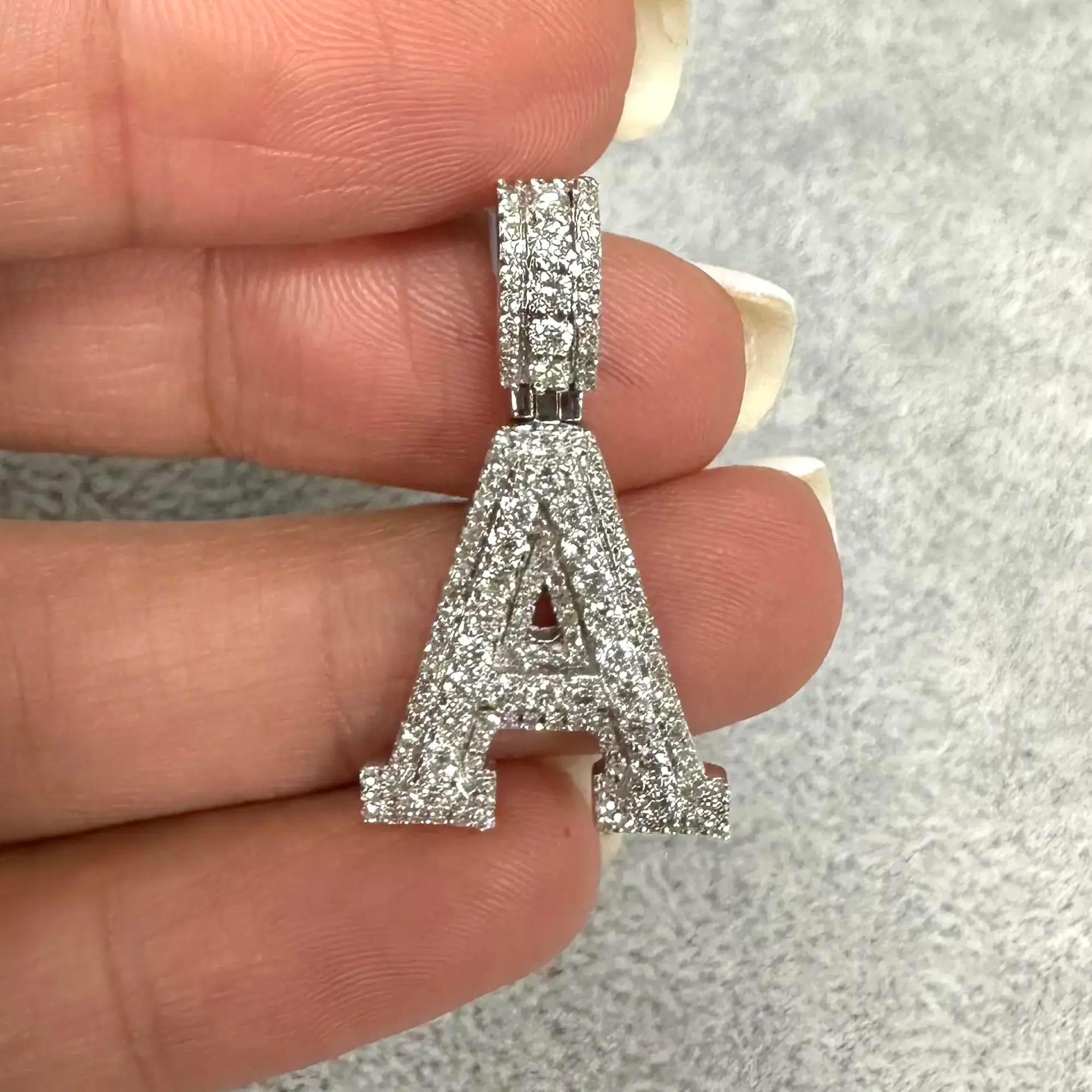 Pendentif initial lettre « A » en or blanc 14 carats avec diamants taille ronde 0,78 carat Neuf - En vente à New York, NY